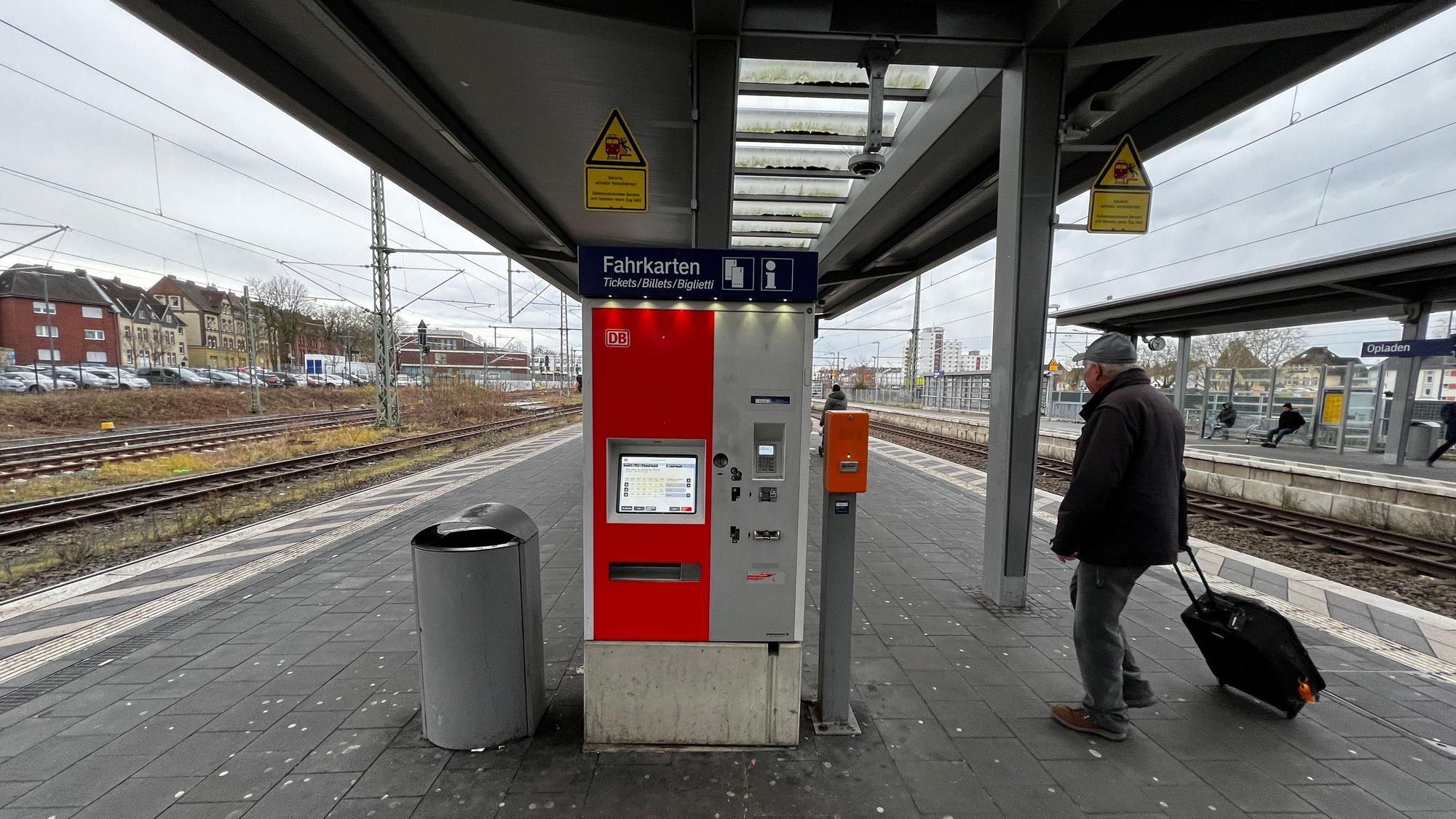 Ein Fahrkartenautomat am Opladener Bahnhof.