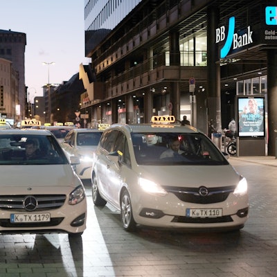 Taxifahrer warten am Kölner Hauptbahnhof auf Kundschaft. Das Gewerbe steht durch die Mietwagen-Konkurrenz immer mehr unter Druck.