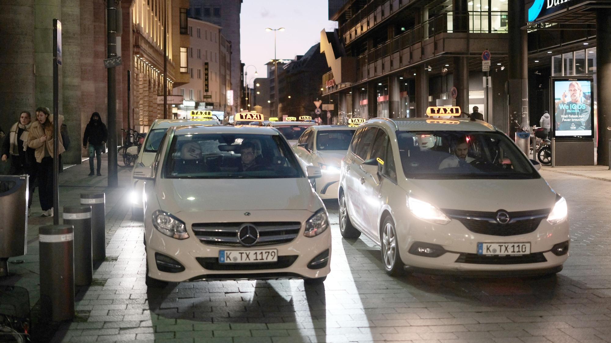 Taxifahrer warten am Kölner Hauptbahnhof auf Kundschaft. Das Gewerbe steht durch die Mietwagen-Konkurrenz immer mehr unter Druck.