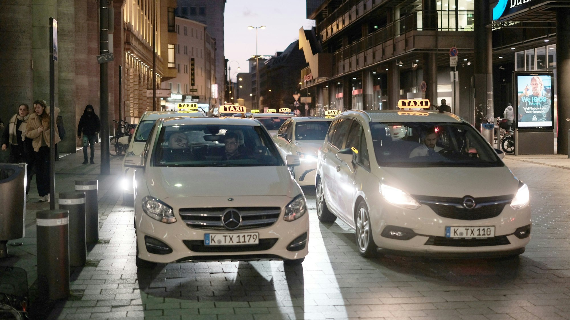 Taxifahrer warten am Kölner Hauptbahnhof auf Kundschaft. Das Gewerbe steht durch die Mietwagen-Konkurrenz immer mehr unter Druck.