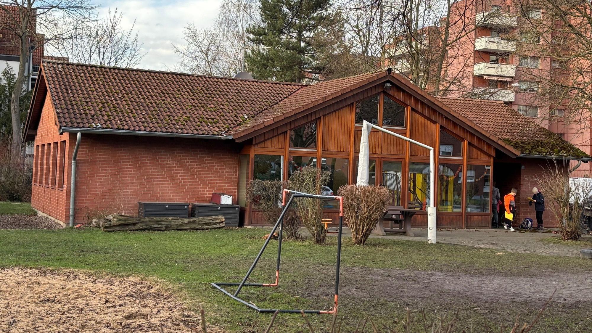 Auf dem Bild ist das Gebäude des Horts zu sehen.