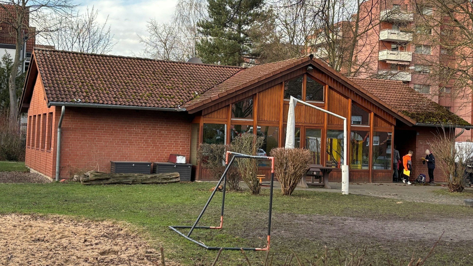 Auf dem Bild ist das Gebäude des Horts zu sehen.