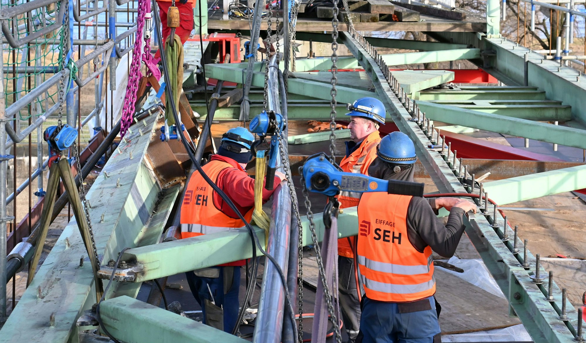 27.01.2025 Köln. Die Stadt Köln informiert über die Wiederherstellung der Niehler Hafenbrücke. Journalisten dürfen den Austausch eines Teilabschnitts des stark deformierten nördlichen Hauptträgers beobachten. Foto: Alexander Schwaiger