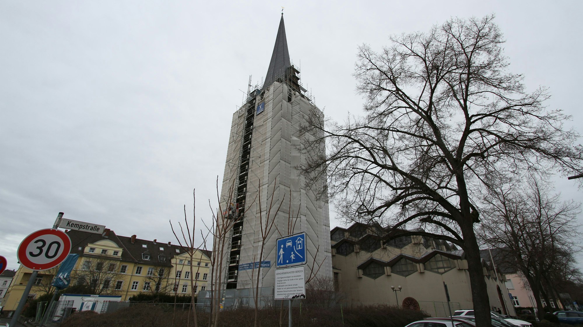 Sanierung Kirche St. Anno Siegburg, eingerüsteter Turm
