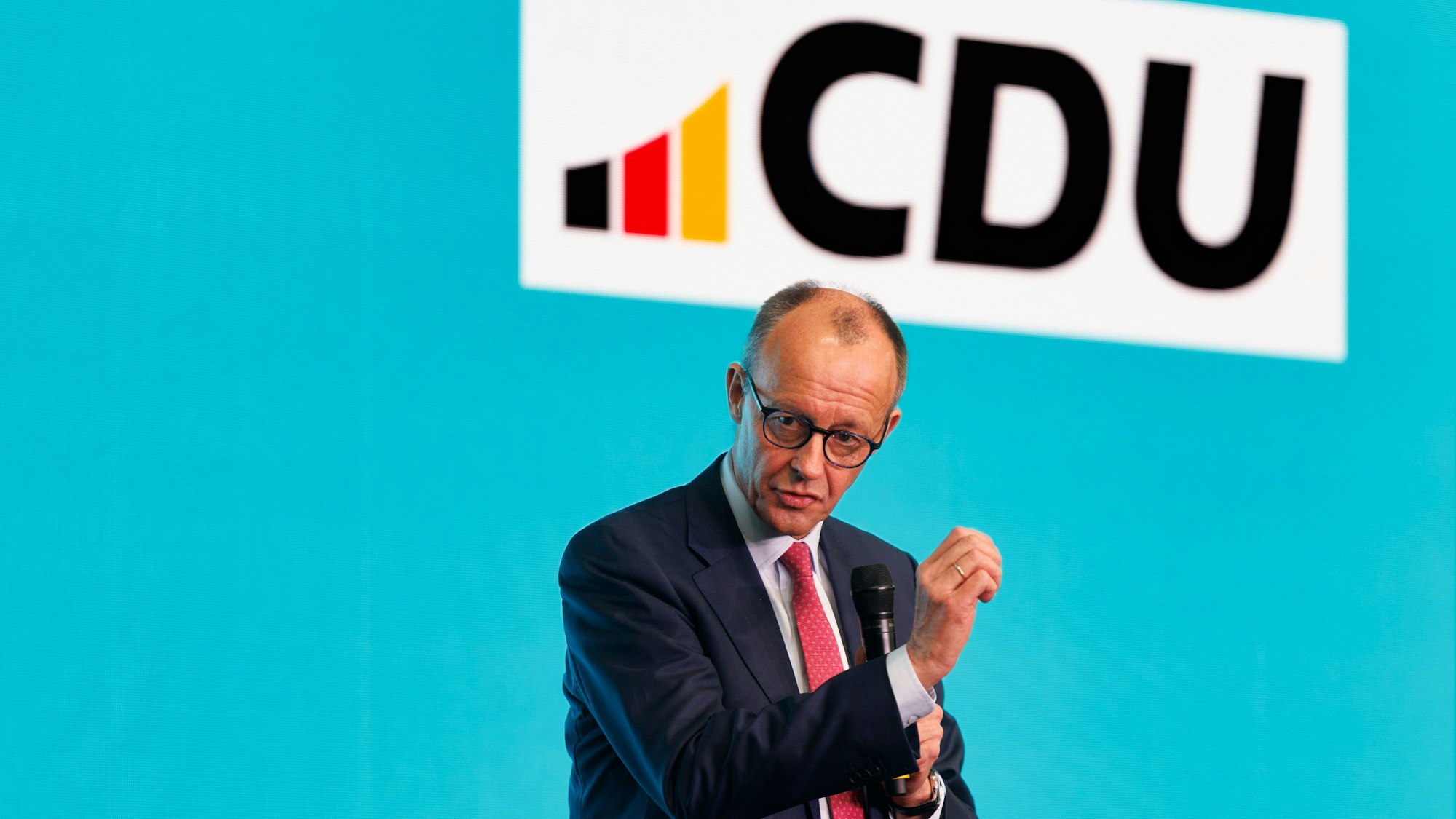 26.01.2025, Nordrhein-Westfalen, Heek: Kanzlerkandidat Friedrich Merz (CDU) spricht bei seiner Wahlkampfveranstaltung in Heek. Foto: Christoph Reichwein/dpa +++ dpa-Bildfunk +++