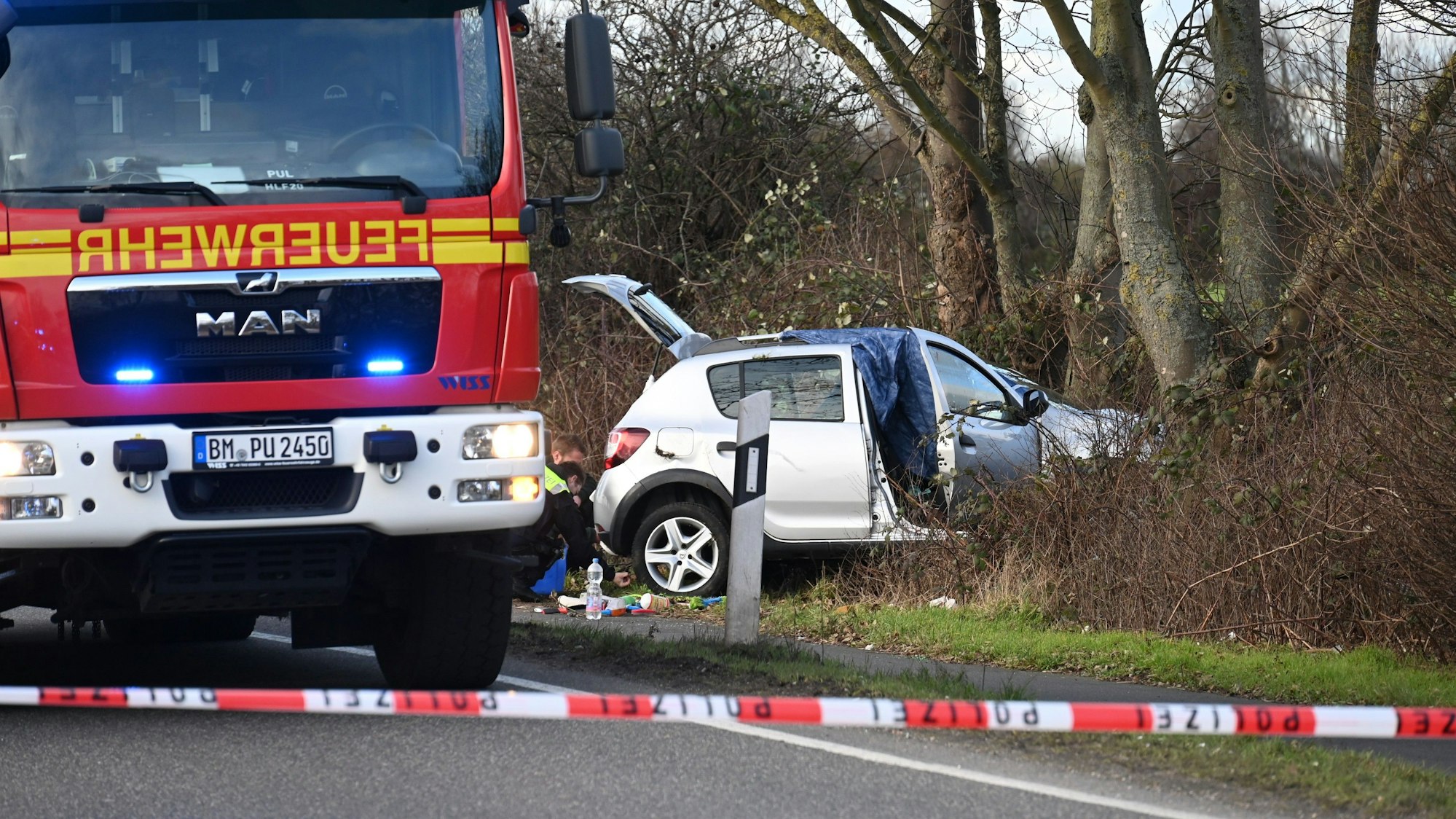 Ein Mann war mit seinem Kleinwagen nach links von der Fahrbahn abgekommen und gegen einen Baum gefahren.