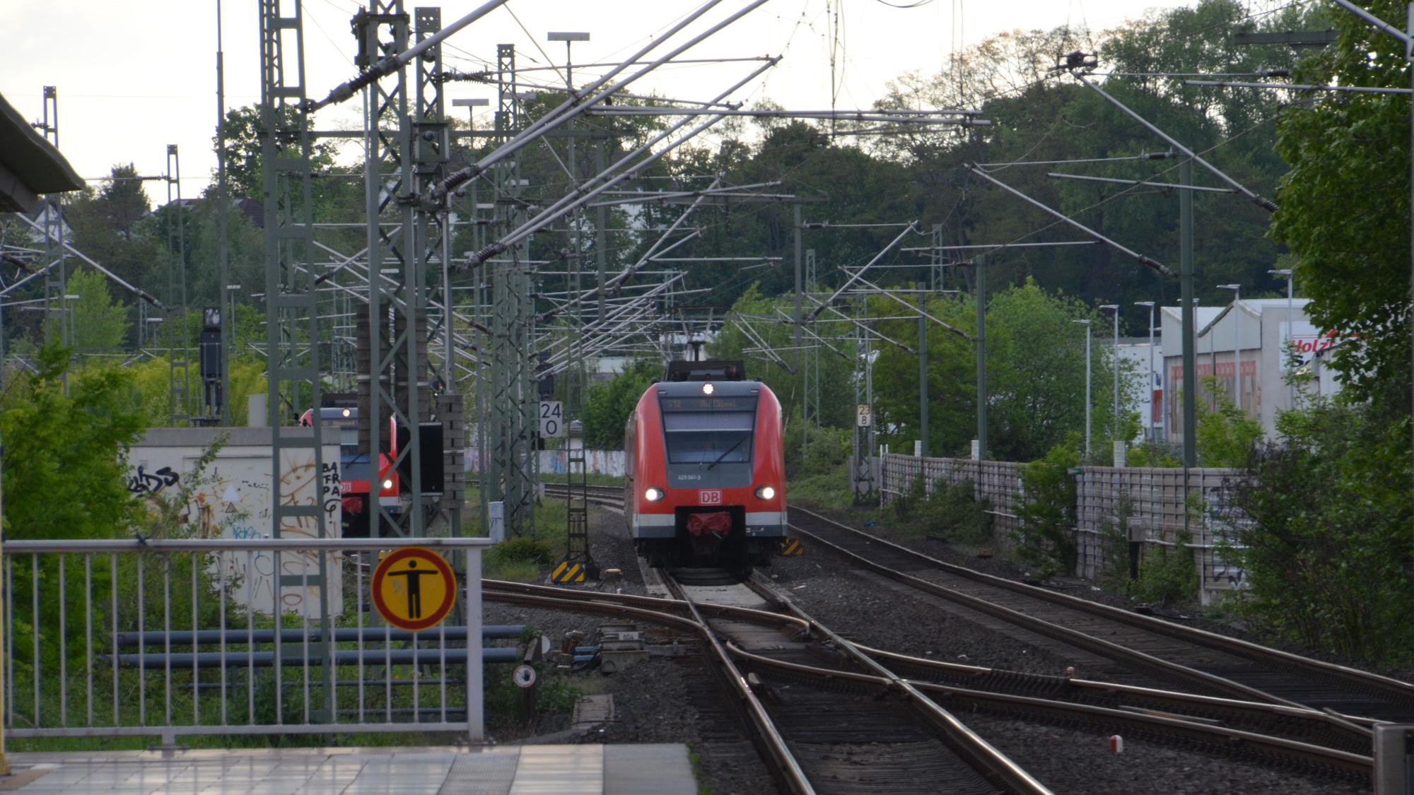 Eine rote S-Bahn kurz vor dem Bahnhof Siegburg
