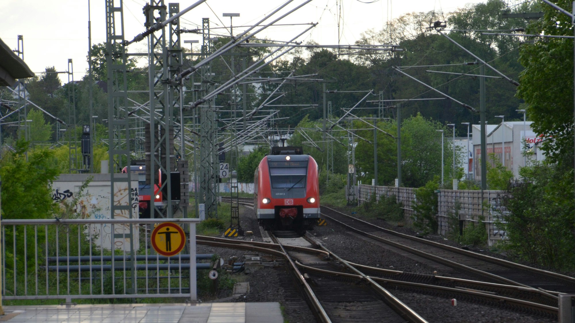 Eine rote S-Bahn kurz vor dem Bahnhof Siegburg
