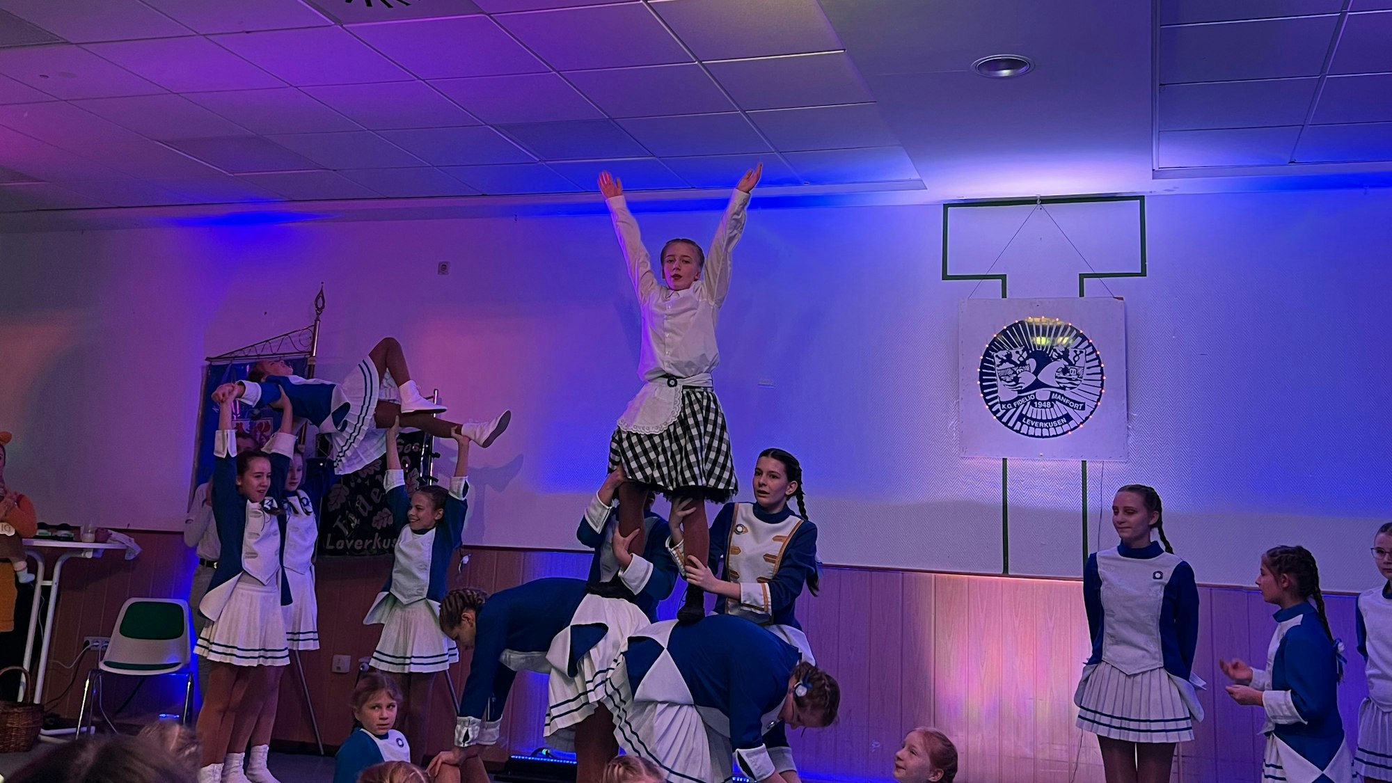 Die Husaren der KG Fidelio Manfort traten bei der Sitzung vor Kindern auf.