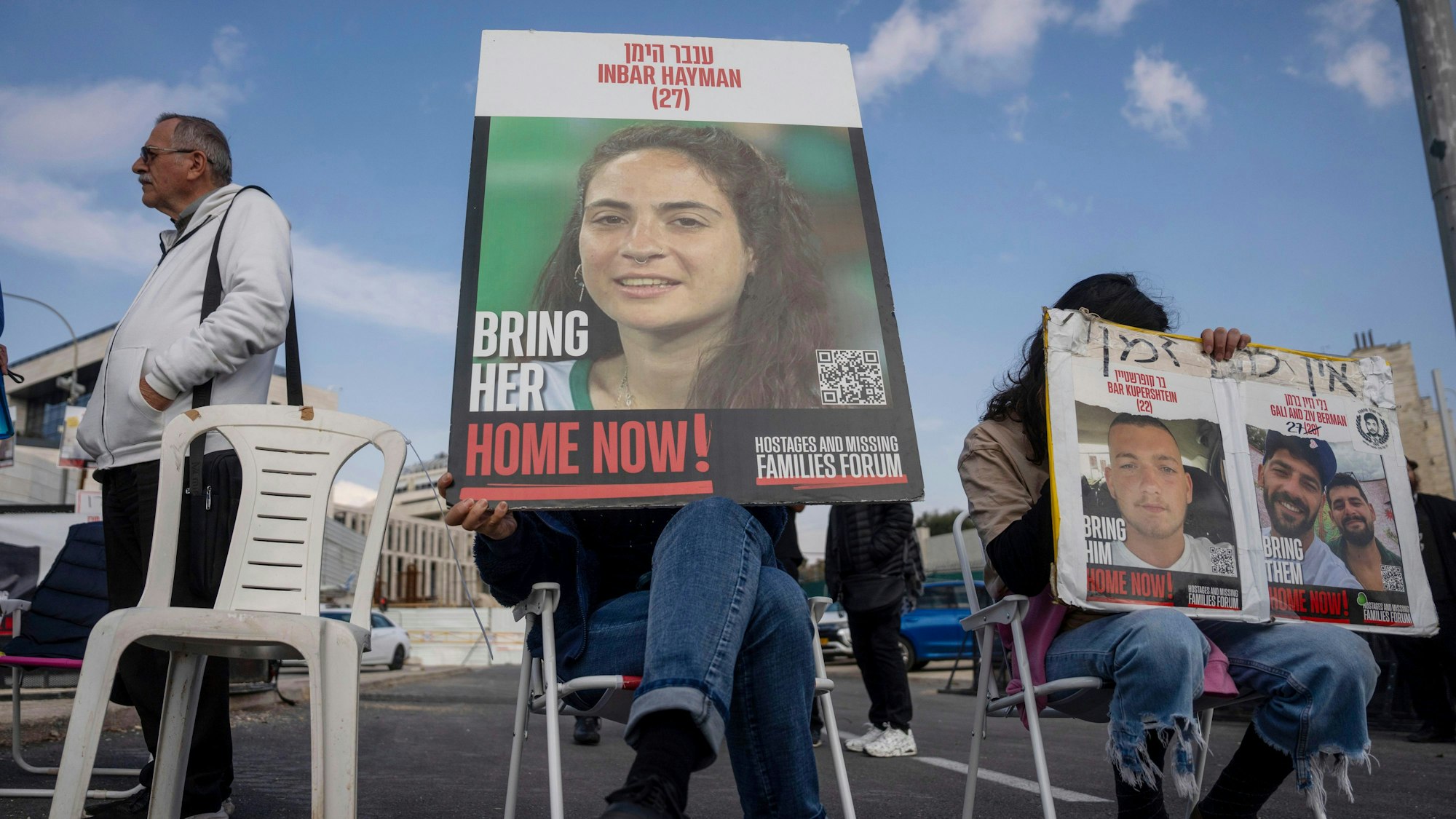 Israel, Jerusalem: Angehörige und Unterstützer von israelischen Geiseln, die von der Hamas im Gazastreifen festgehalten werden, halten Fotos ihrer Angehörigen während einer Demonstration für ihre Freilassung vor dem Büro des Premierministers in Jerusalem.