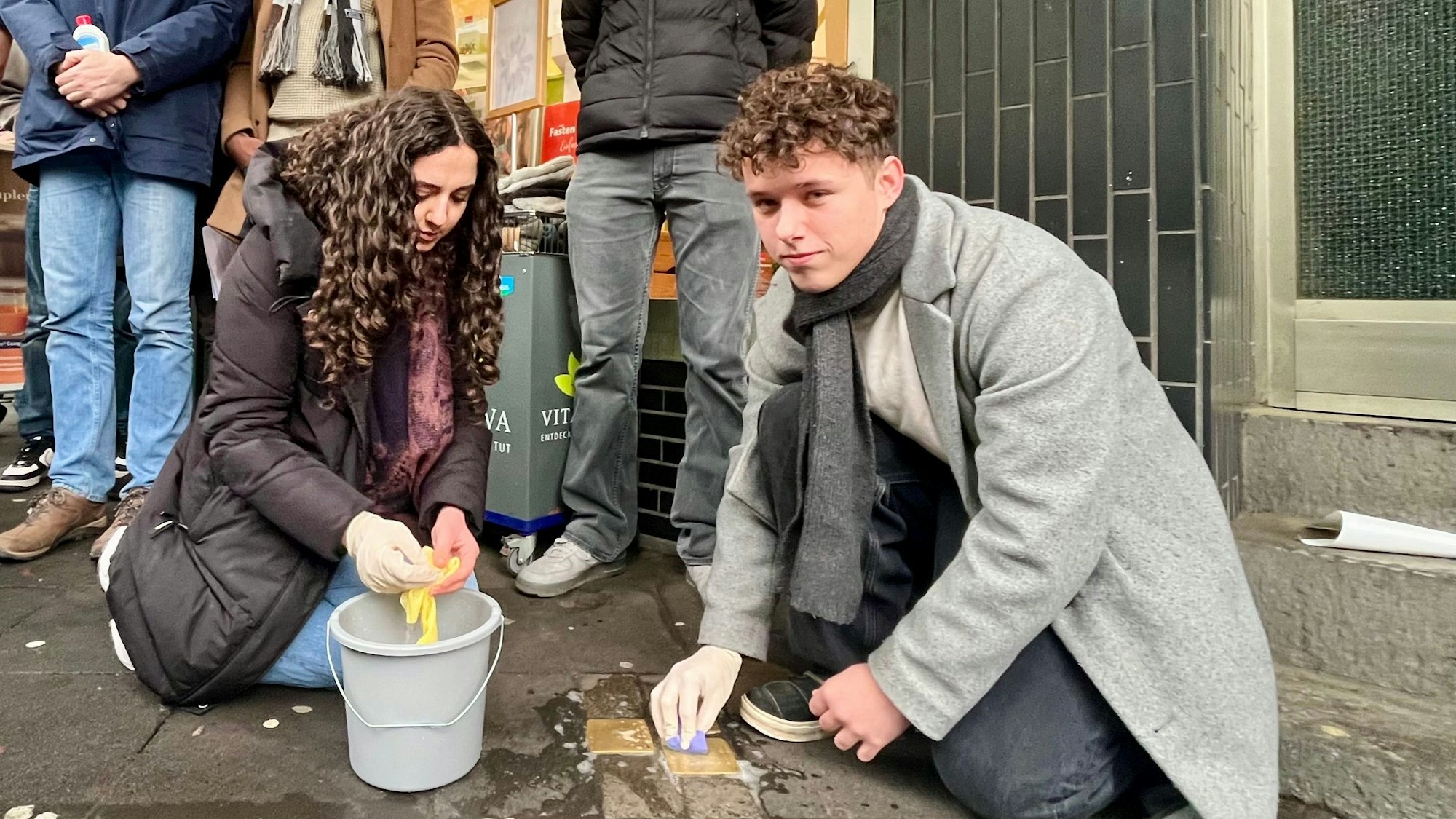 Zwei Jugendliche reinigen Stolpersteine