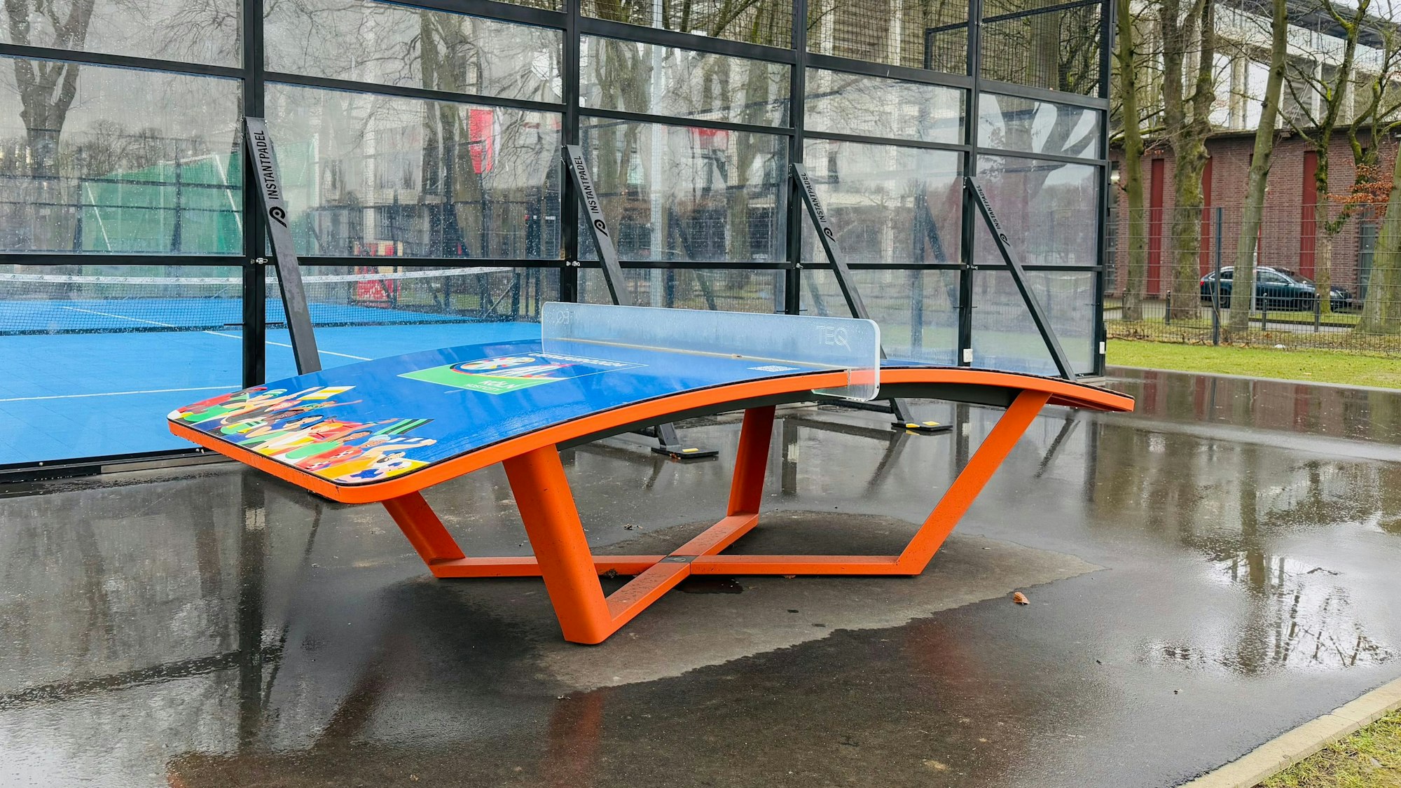 Eine gewölbte Teqball-Platte