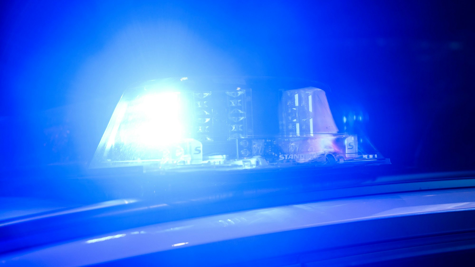 Ein Blaulicht leuchtet auf einem Einsatzfahrzeuge der Polizei.