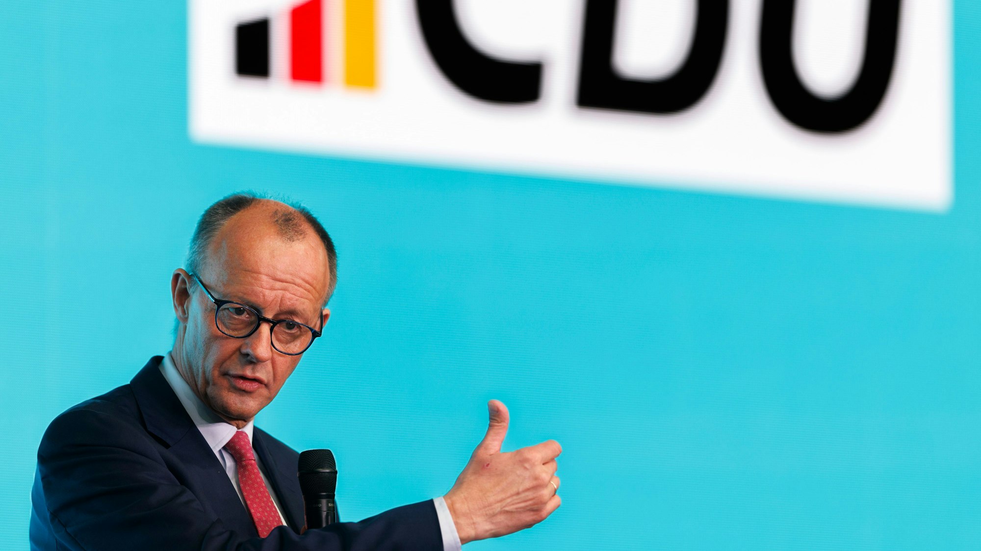 Kanzlerkandidat Friedrich Merz (CDU) spricht auf der Bühne bei der Wahlkampfveranstaltung. (Archivfoto)