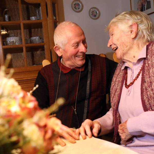 Peter (86) und Irmgard (94) sind seit 2019 verheiratet. Sie schauen einander lachend an.