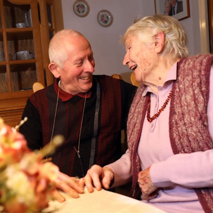 Peter (86) und Irmgard (94) sind seit 2019 verheiratet. Sie schauen einander lachend an.