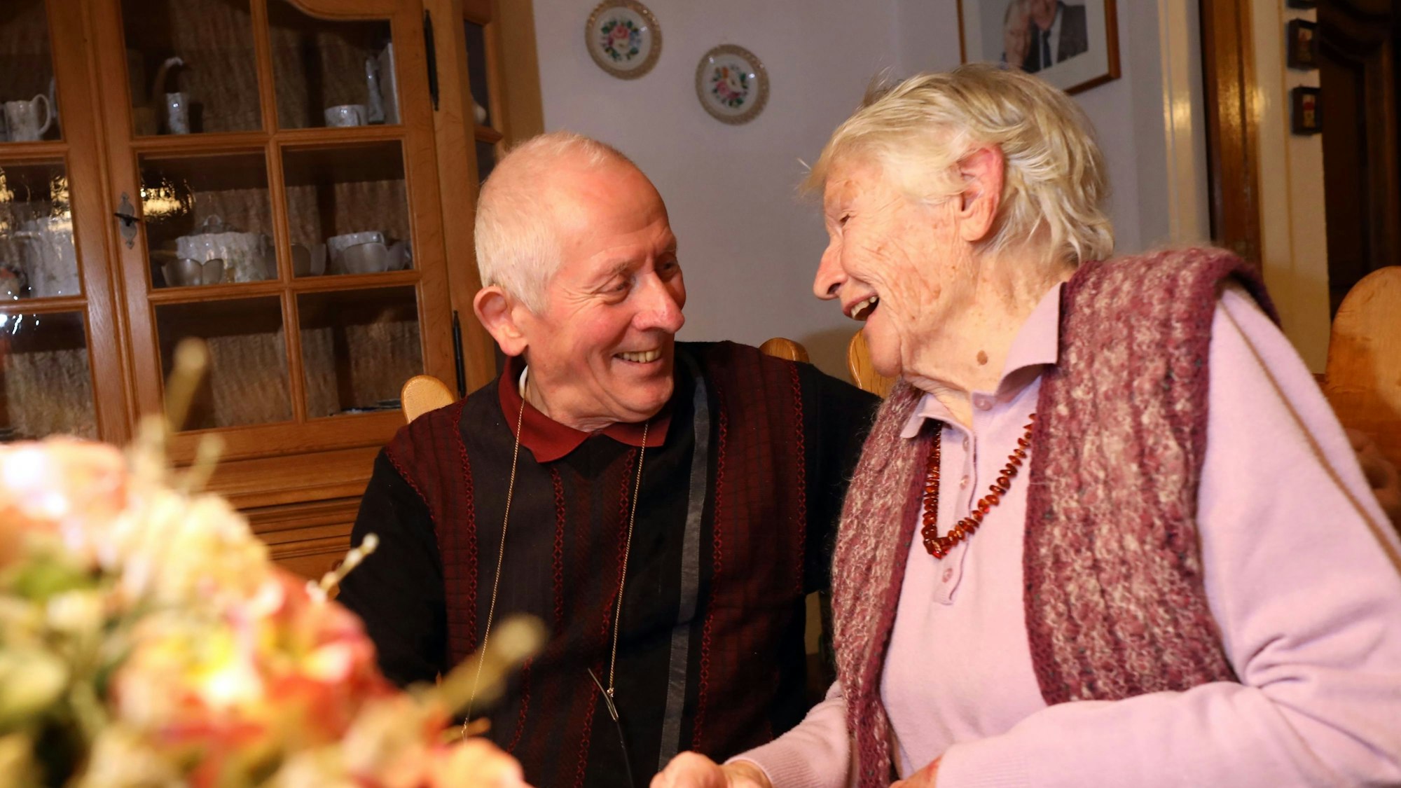 Peter (86) und Irmgard (94) sind seit 2019 verheiratet. Sie schauen einander lachend an.