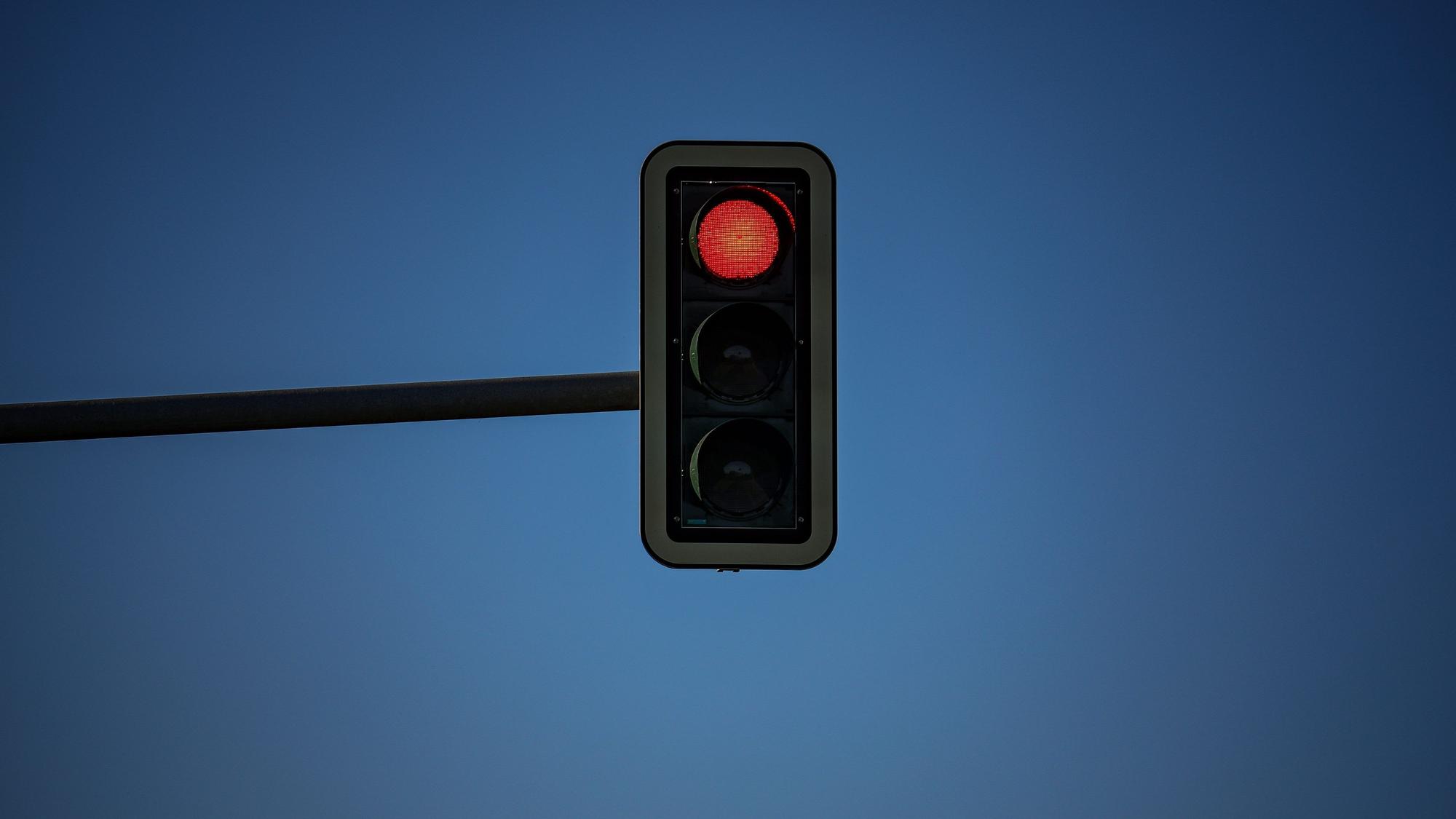 ARCHIV - Manchmal gelten andere Regeln an der Ampel: Das Überfahren einer roten Ampel kann in Notfällen notwendig sein - und bei Grün anhalten, bei stockendem Verkehr oder wenn man auf Fußgänger achten muss. (zu dpa: «Wann es trotz richtigem Ampelzeichen teuer werden kann») Foto: Jan Woitas/dpa/dpa-tmn - Honorarfrei nur für Bezieher des dpa-Themendienstes +++ dpa-Themendienst +++