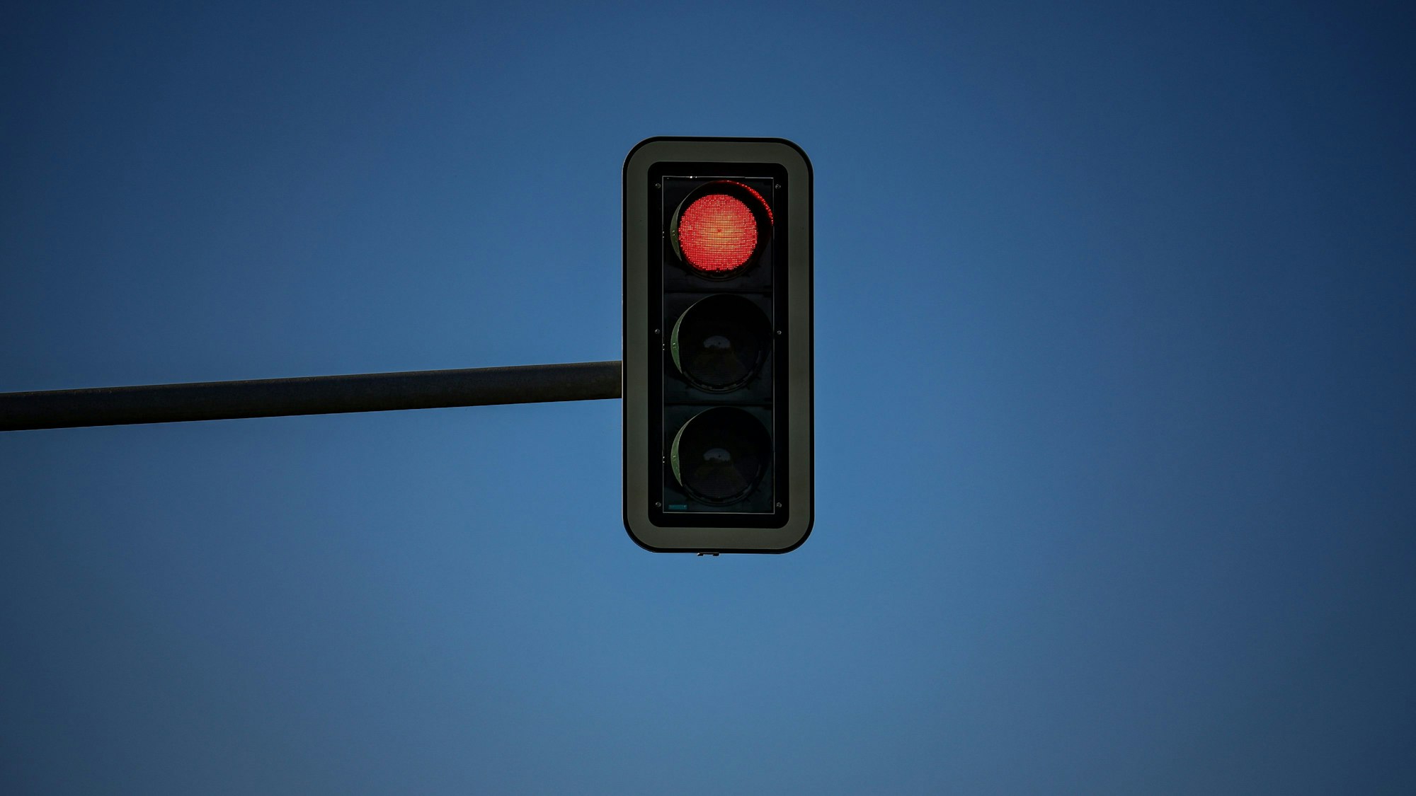 ARCHIV - Manchmal gelten andere Regeln an der Ampel: Das Überfahren einer roten Ampel kann in Notfällen notwendig sein - und bei Grün anhalten, bei stockendem Verkehr oder wenn man auf Fußgänger achten muss. (zu dpa: «Wann es trotz richtigem Ampelzeichen teuer werden kann») Foto: Jan Woitas/dpa/dpa-tmn - Honorarfrei nur für Bezieher des dpa-Themendienstes +++ dpa-Themendienst +++