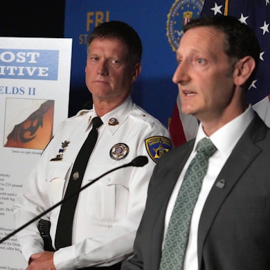 Franklin County Sheriff Steven Pelton steht in der Nähe eines Posters von Donald Eugene Fields II, während der leitende FBI-Sonderagent des St. Louis-Büros, Jay Greenberg, am 25. Mai 2023, in St. Louis über die Aufnahme von Fields in die Liste der zehn meistgesuchten Flüchtigen des FBI spricht.