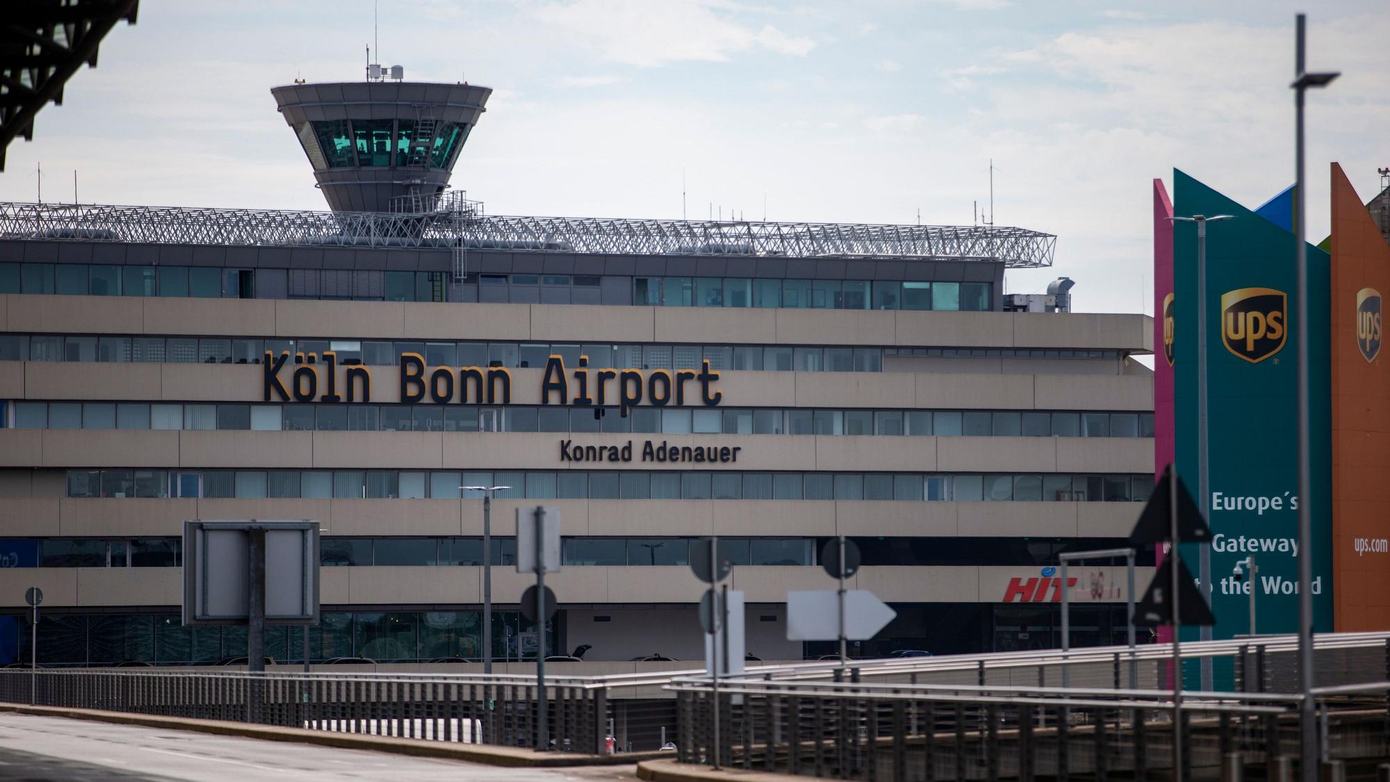Am Köln/Bonner Flughafen stellte der Zoll Schuhe im Wert von 5500 Euro sicher.