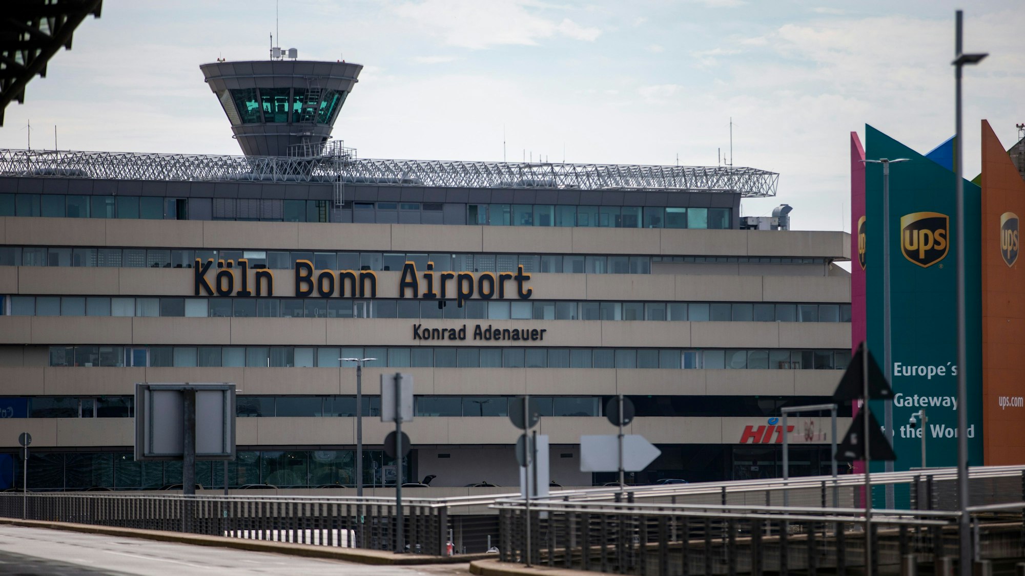 Am Köln/Bonner Flughafen stellte der Zoll Schuhe im Wert von 5500 Euro sicher.