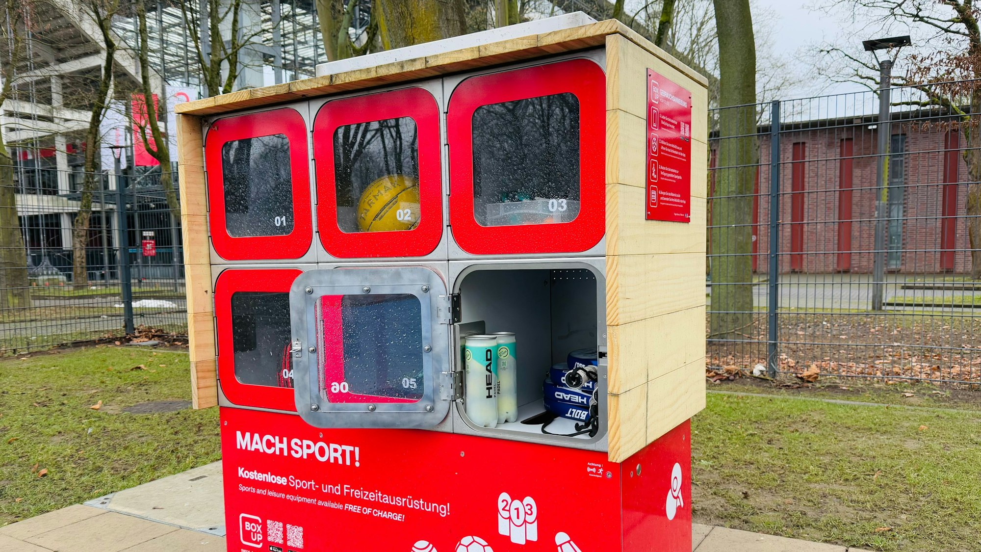 Die Sport-Box hat sechs Schließfächer, in denen das Equipment für unterschiedliche Sportarten eingeschlossen ist.