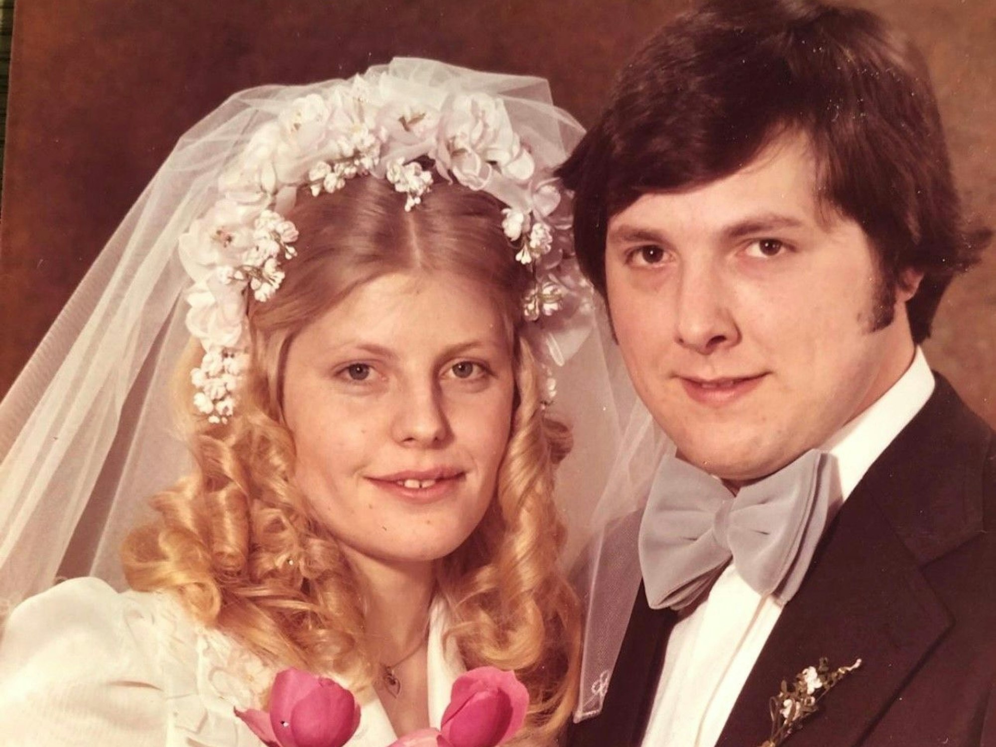 Zu sehen sind eine Braut und ein Bräutigam.