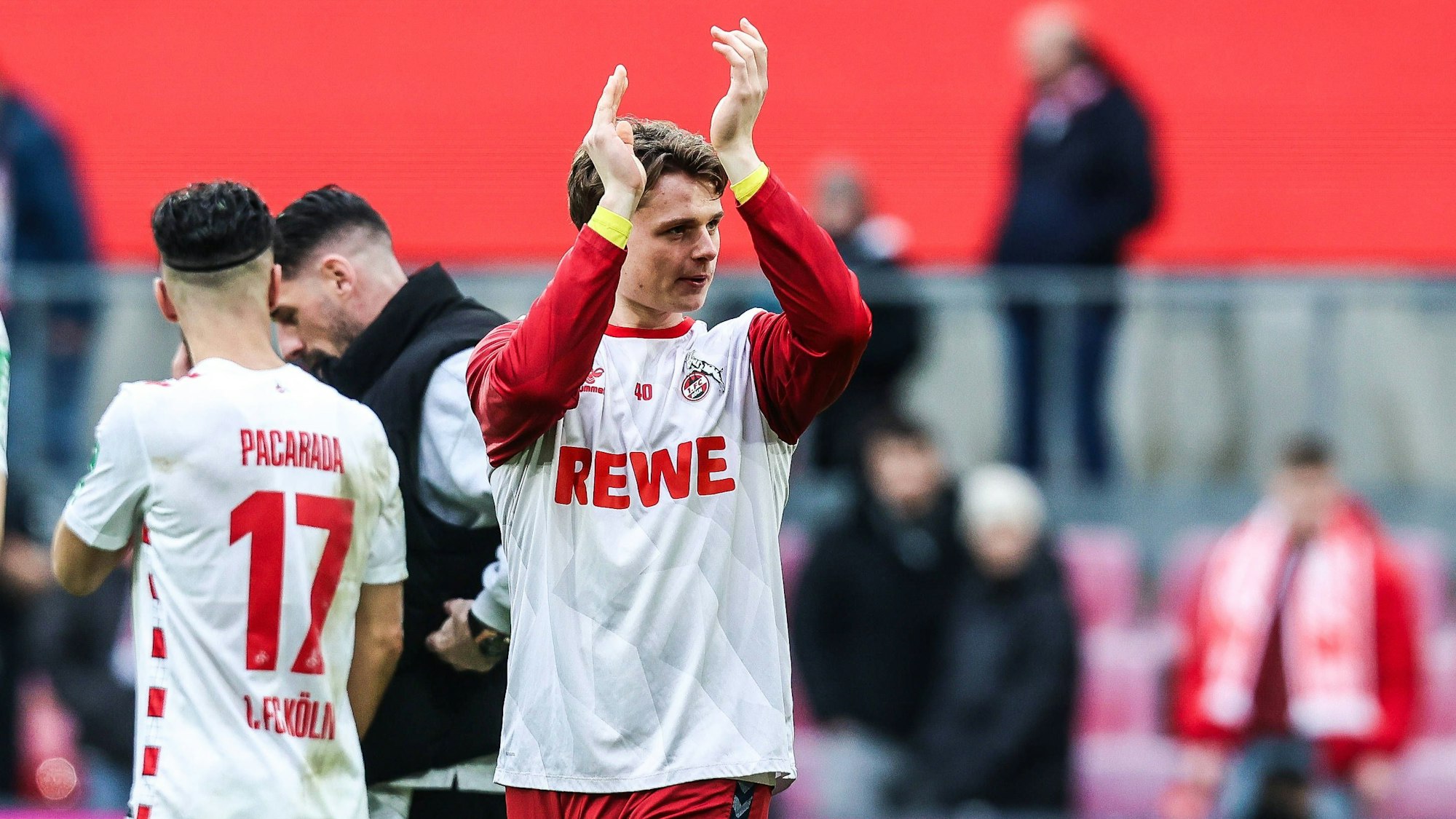 Jonas Urbig verabschiedete sich am Samstag nach dem Sieg über die SV Elversberg von den FC-Fans im Rhein-Energie-Stadion.