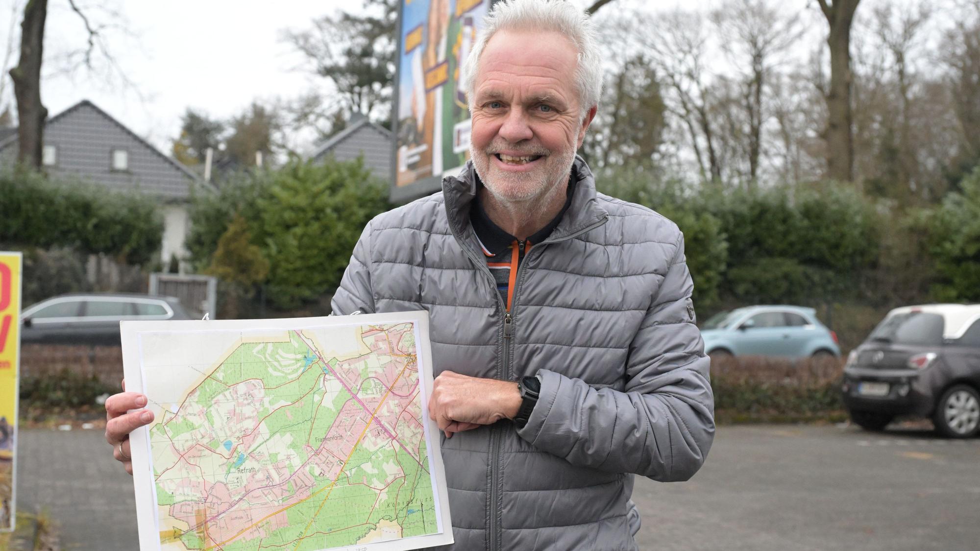 Ein Mann hält einen Stadtplan in die Kamera.