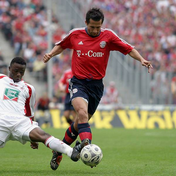 Mai 2004: Andrew Sinkala (l.) im Zweikampf mit Hasan Salihamidzic vom FC Bayern