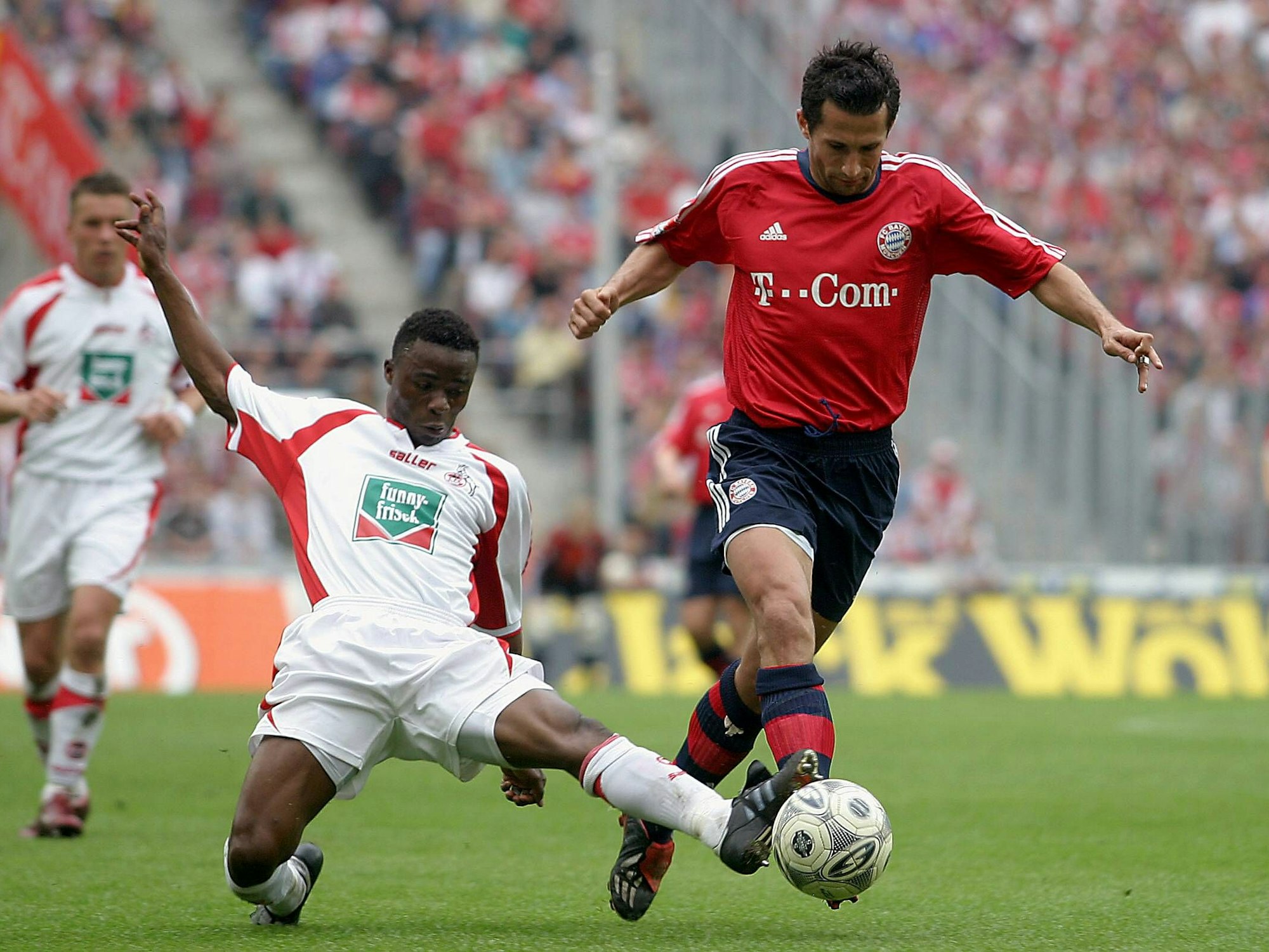 Mai 2004: Andrew Sinkala (l.) im Zweikampf mit Hasan Salihamidzic vom FC Bayern