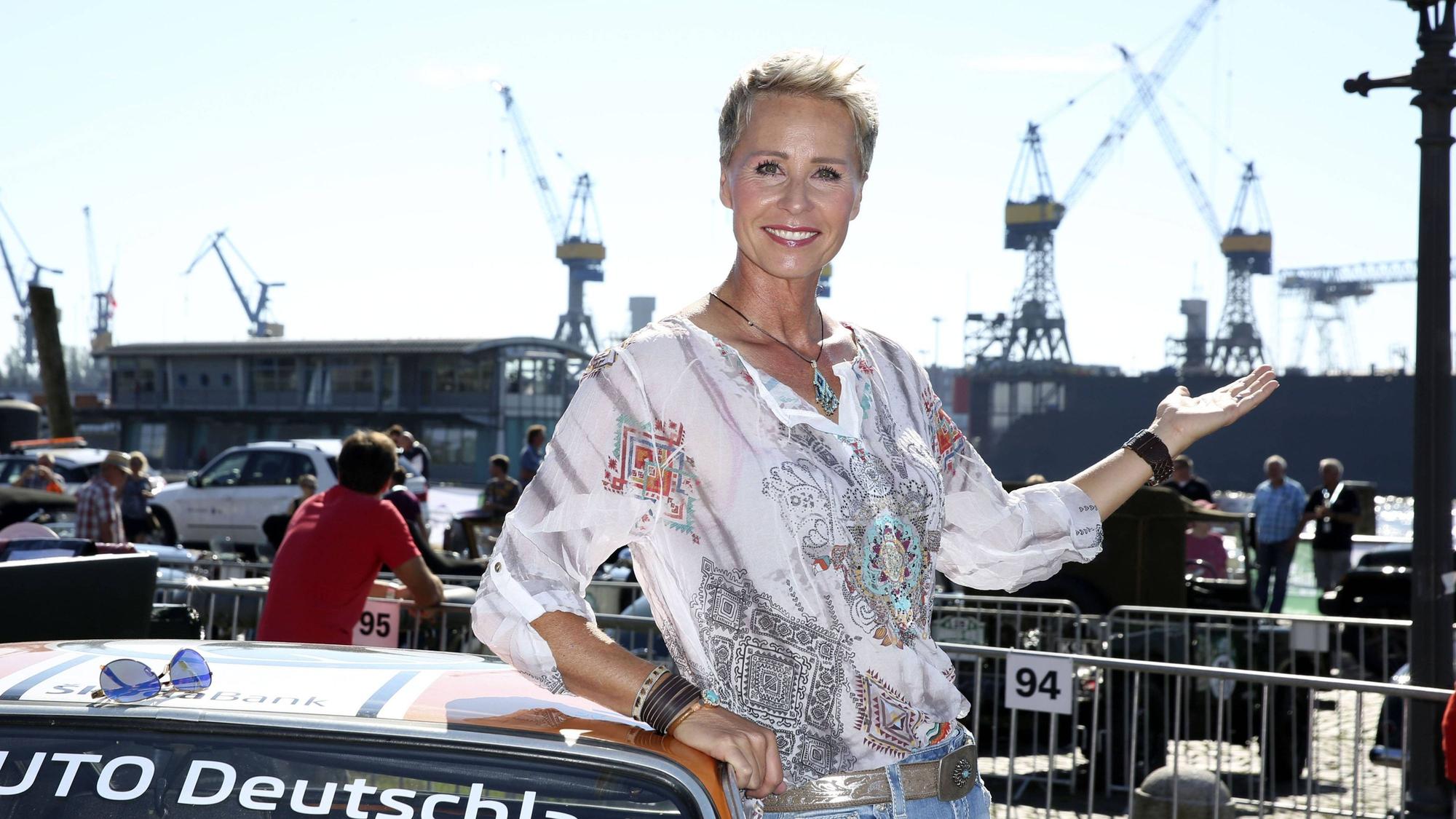 Sonja Zietlow bei einem Foto-Termin am Hamburger Fischmarkt.