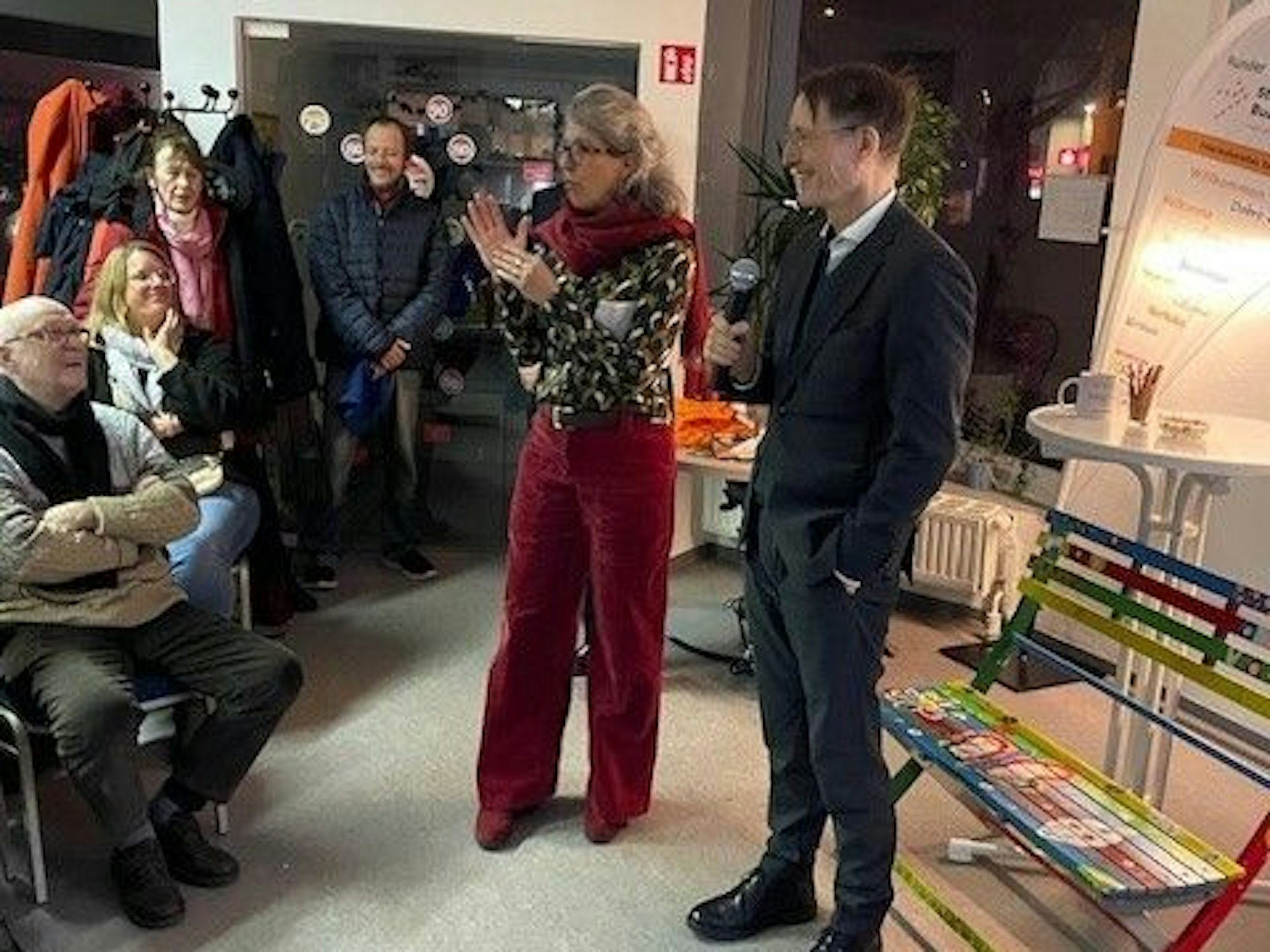 Eine Frau und ein Mann stehen in einem Raum