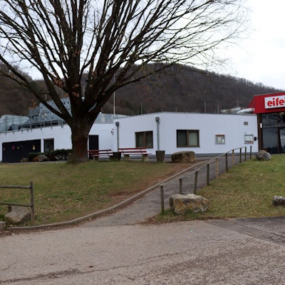 Außenansicht des Eifelbads in Bad Münstereifel. Die Bäume sind kahl.