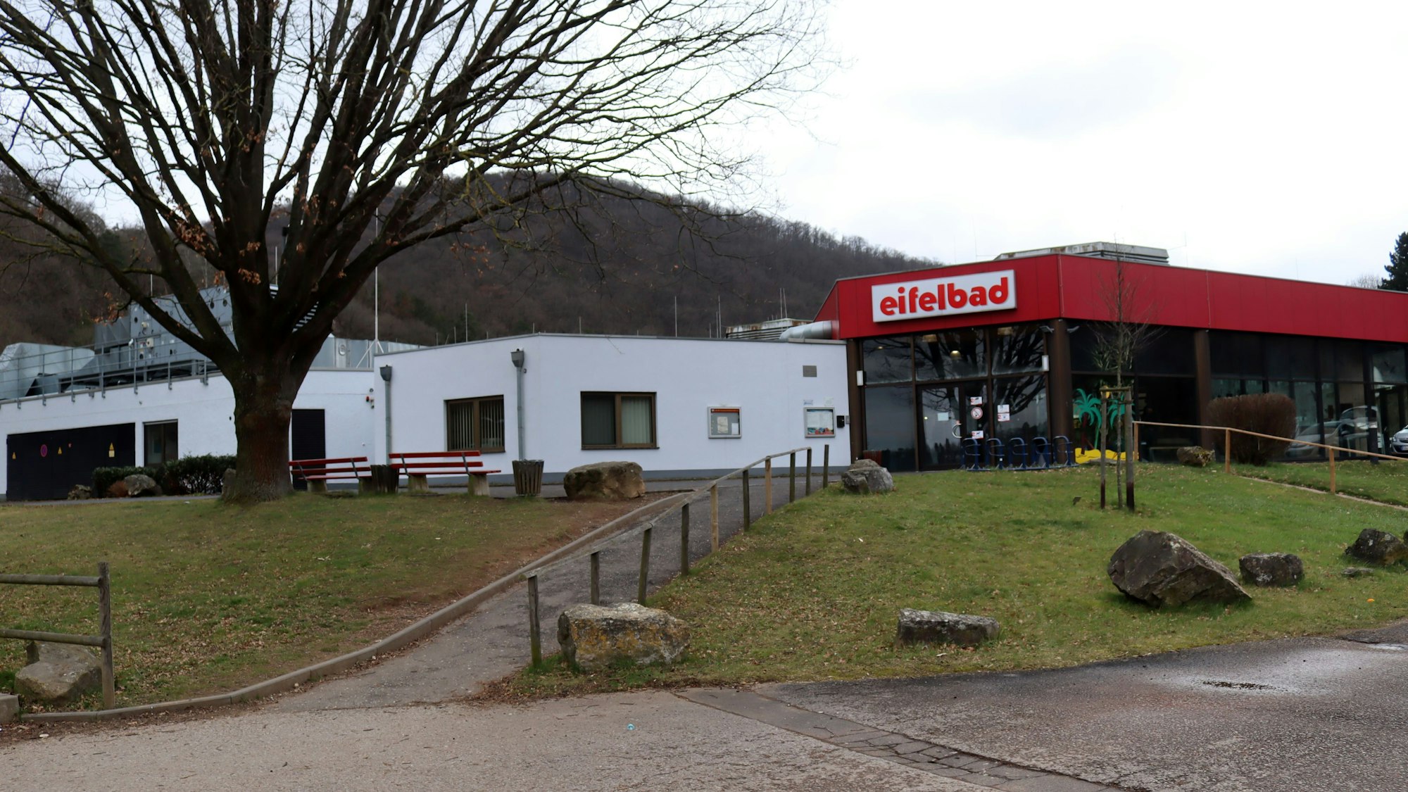 Außenansicht des Eifelbads in Bad Münstereifel. Die Bäume sind kahl.