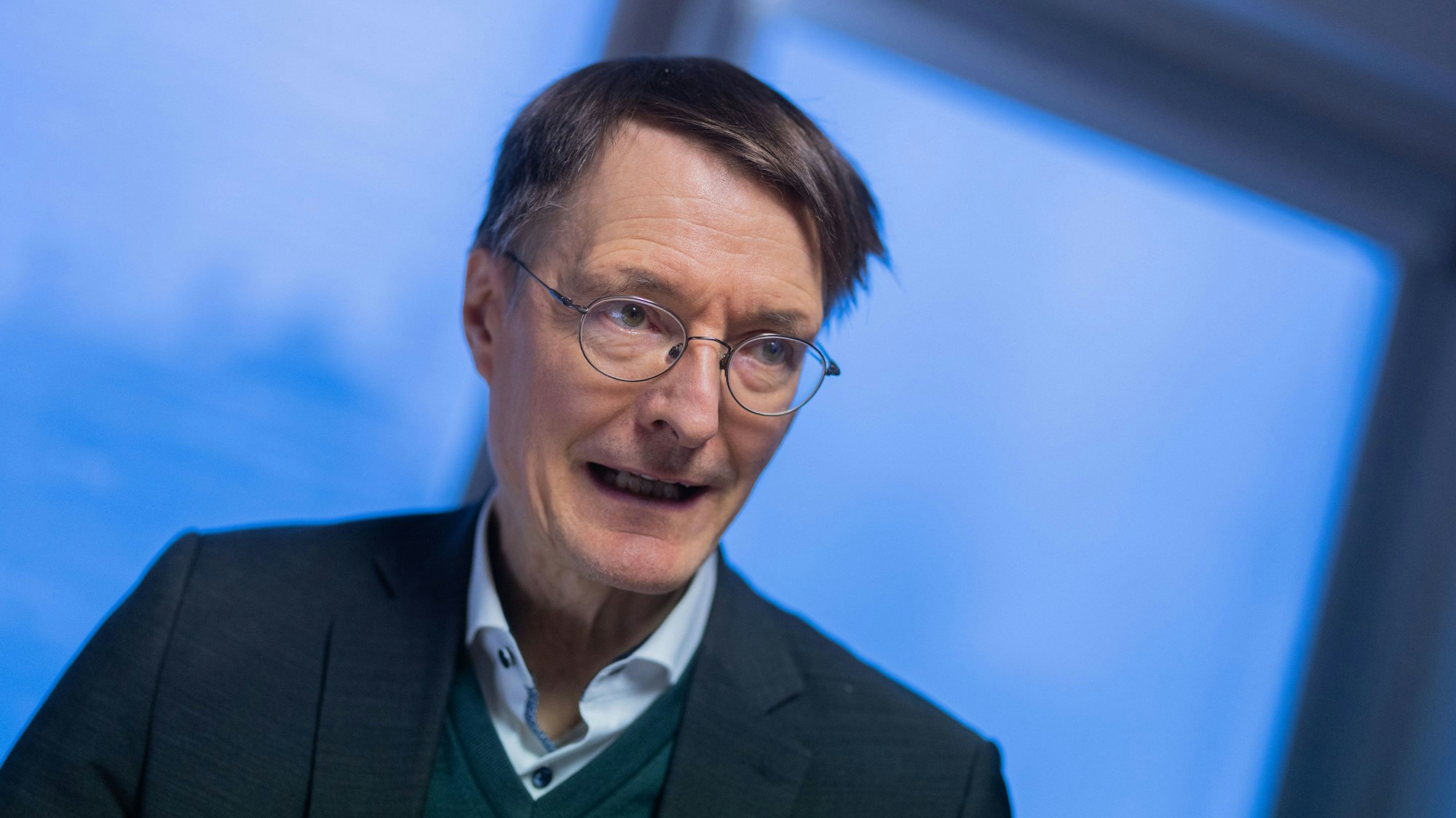 ARCHIV - 09.01.2025, Nordrhein-Westfalen, Köln: Bundesgesundheitsminister Karl Lauterbach steht in der Arztpraxis Praxis am Königsforst bei einer Demonstration der elektronischen Patientenakte ePA zu machen.
. (zu dpa: «Lauterbach kritisiert WHO-Austritt der USA») Foto: Rolf Vennenbernd/dpa-Pool/dpa +++ dpa-Bildfunk +++