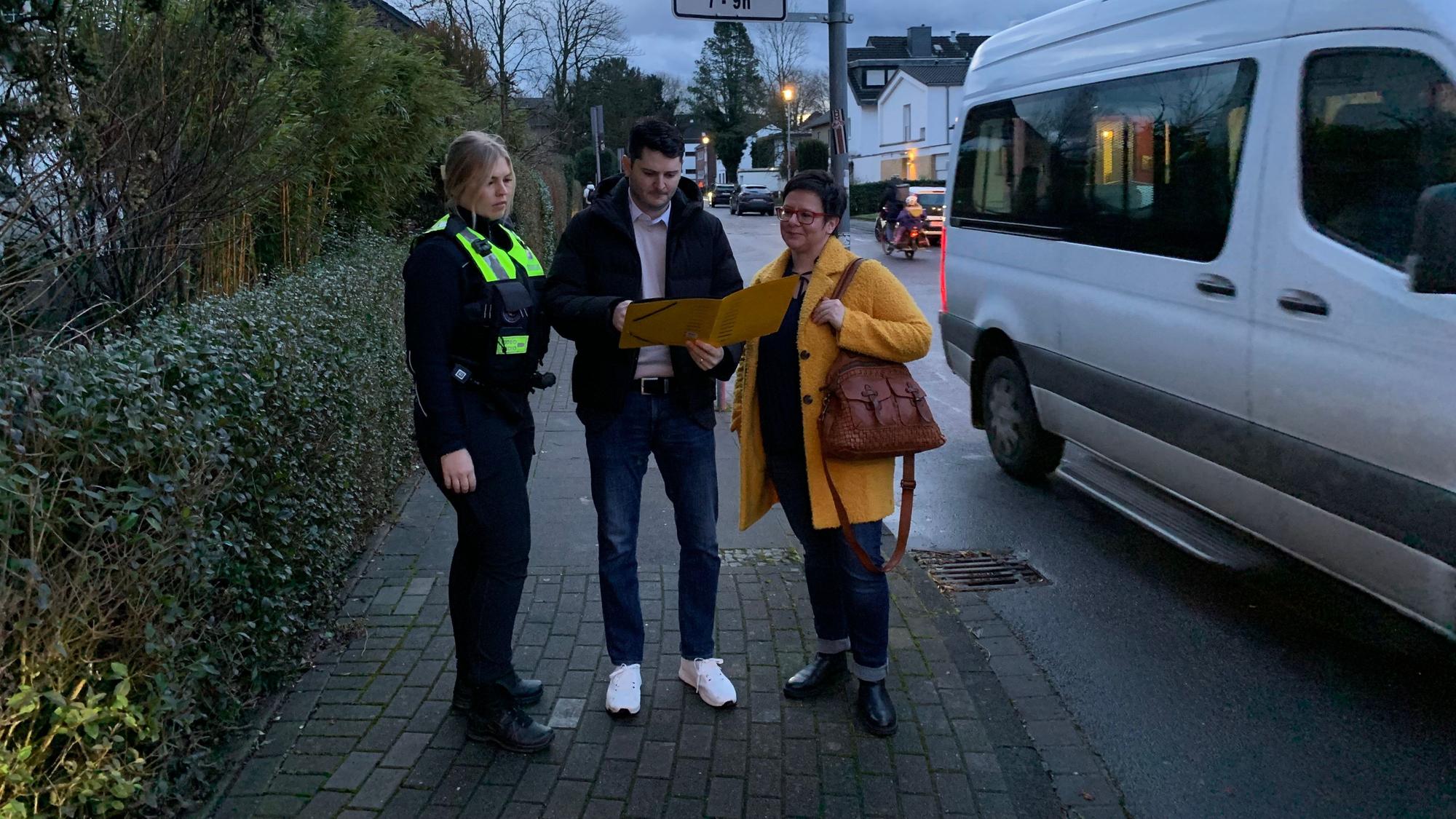 Die Aktion ist nicht die erste dieser Art in Leverkusen: Auch im Januar 2025 waren Steffen Franzkowski, Leiter des Fachbereichs Ordnung und Straßenverkehr, und Katrin Montag und Sandra Janczura vom Kommunalen Ordnungsdienst für Sicherheit auf dem Schulweg unterwegs.