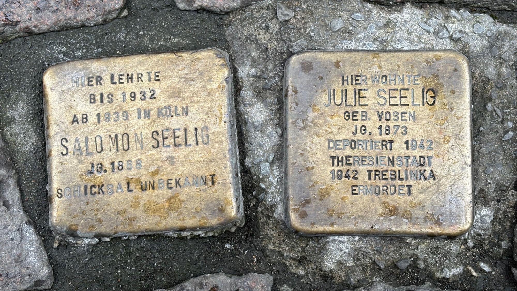 Nahaufnahme von zwei Stolpersteinen der Juden Salomon Seelig und Julie Seelig