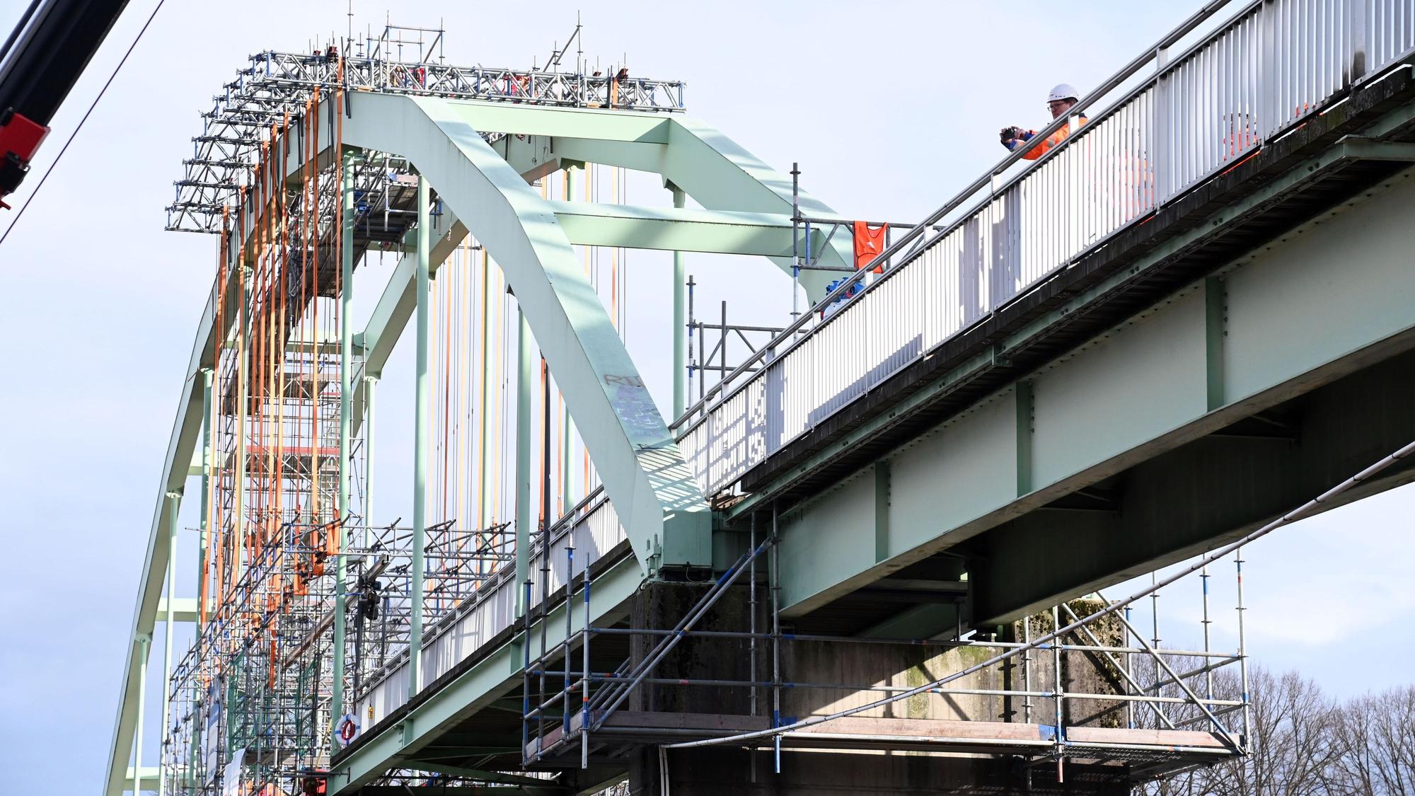 27.01.2025 Köln. Die Stadt Köln informiert über die Wiederherstellung der Niehler Hafenbrücke. Journalisten dürfen den Austausch eines Teilabschnitts des stark deformierten nördlichen Hauptträgers beobachten. Foto: Alexander Schwaiger