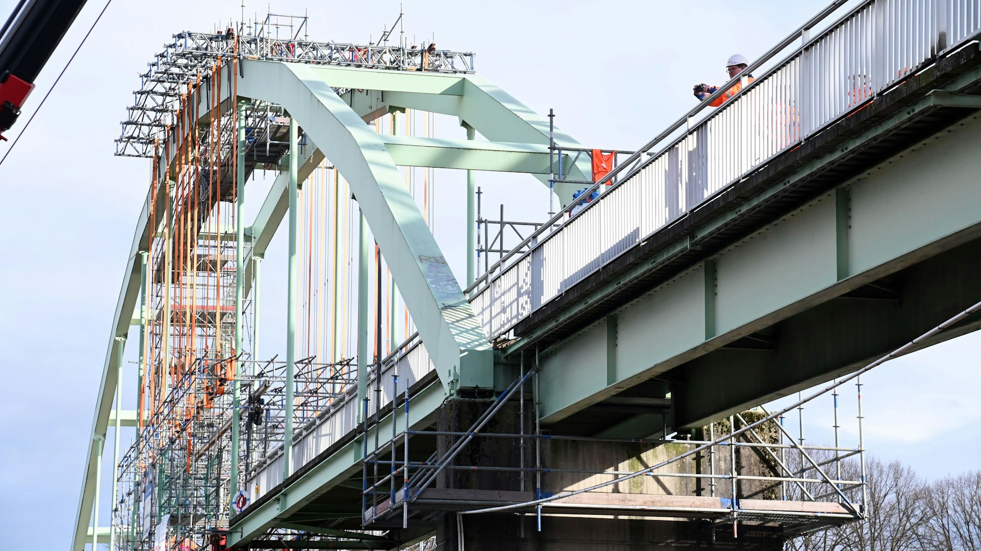 27.01.2025 Köln. Die Stadt Köln informiert über die Wiederherstellung der Niehler Hafenbrücke. Journalisten dürfen den Austausch eines Teilabschnitts des stark deformierten nördlichen Hauptträgers beobachten. Foto: Alexander Schwaiger