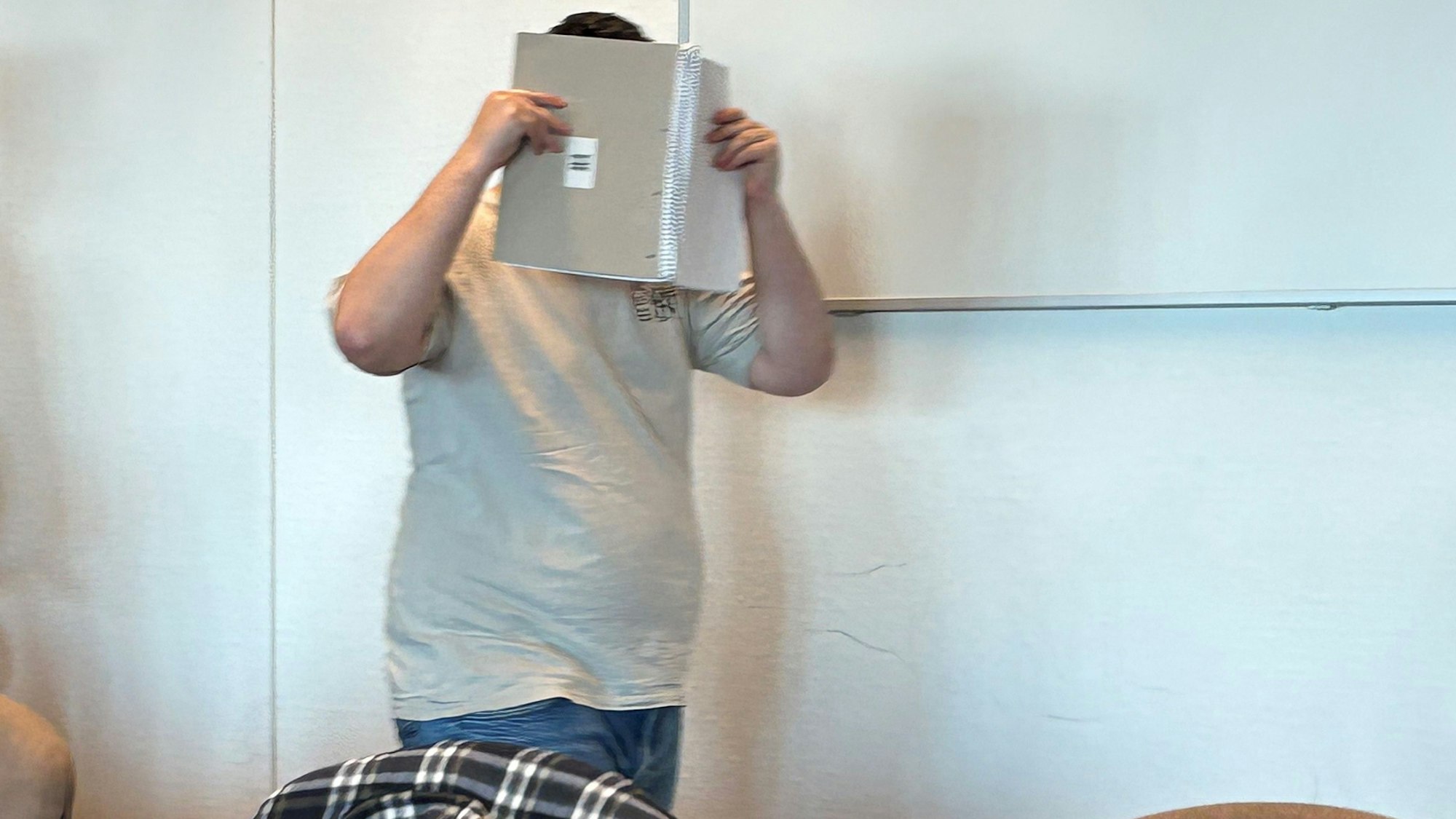 Der Beschuldigte beim Prozessauftakt im Kölner Landgericht