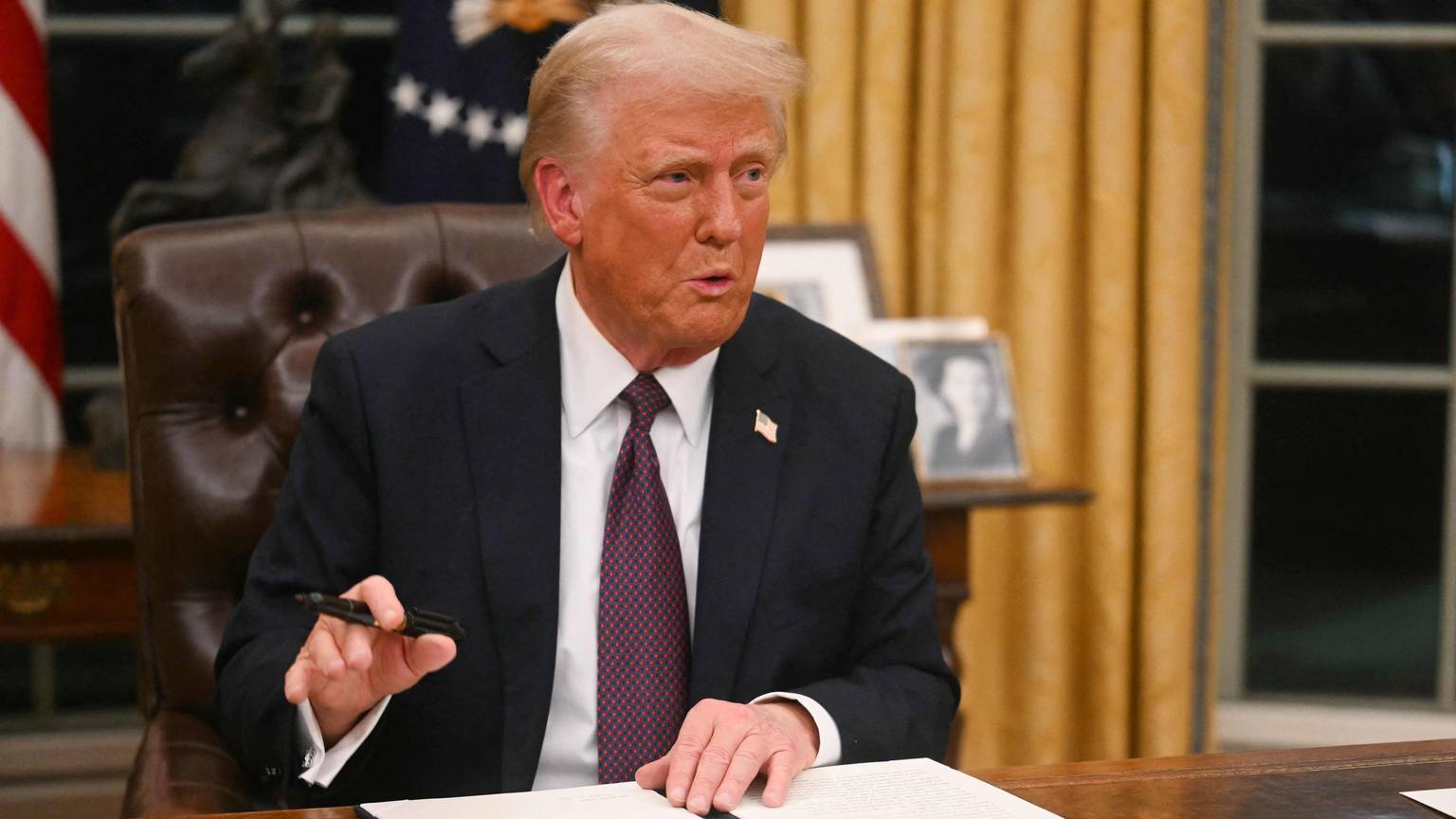 US President Donald Trump signs an executive order on the US withdrawal from WHO (World Health Organization) in the Oval Office of the WHite House in Washington, DC, on January 20, 2025. (Photo by Jim WATSON / POOL / AFP)