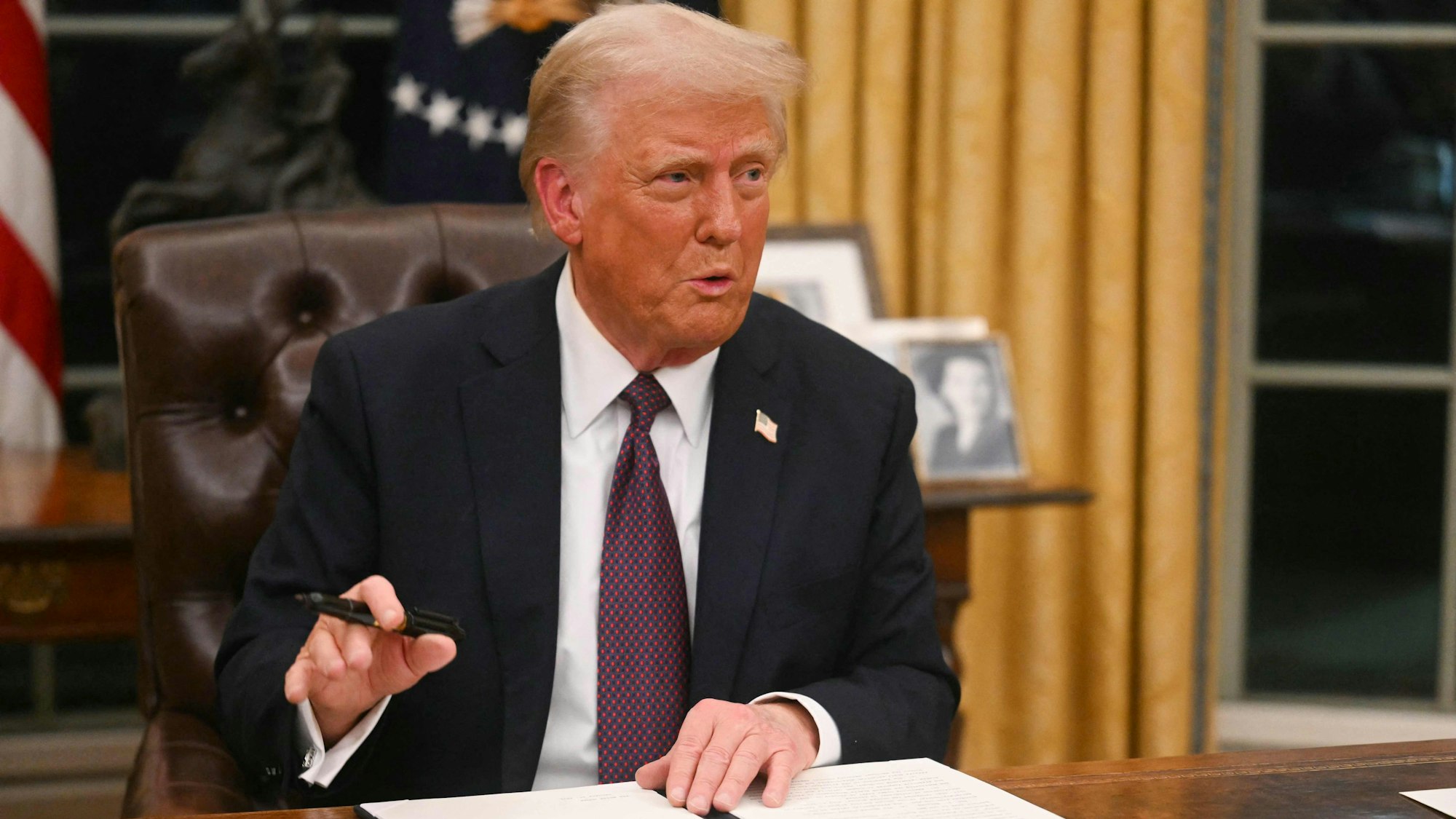 US President Donald Trump signs an executive order on the US withdrawal from WHO (World Health Organization) in the Oval Office of the WHite House in Washington, DC, on January 20, 2025. (Photo by Jim WATSON / POOL / AFP)