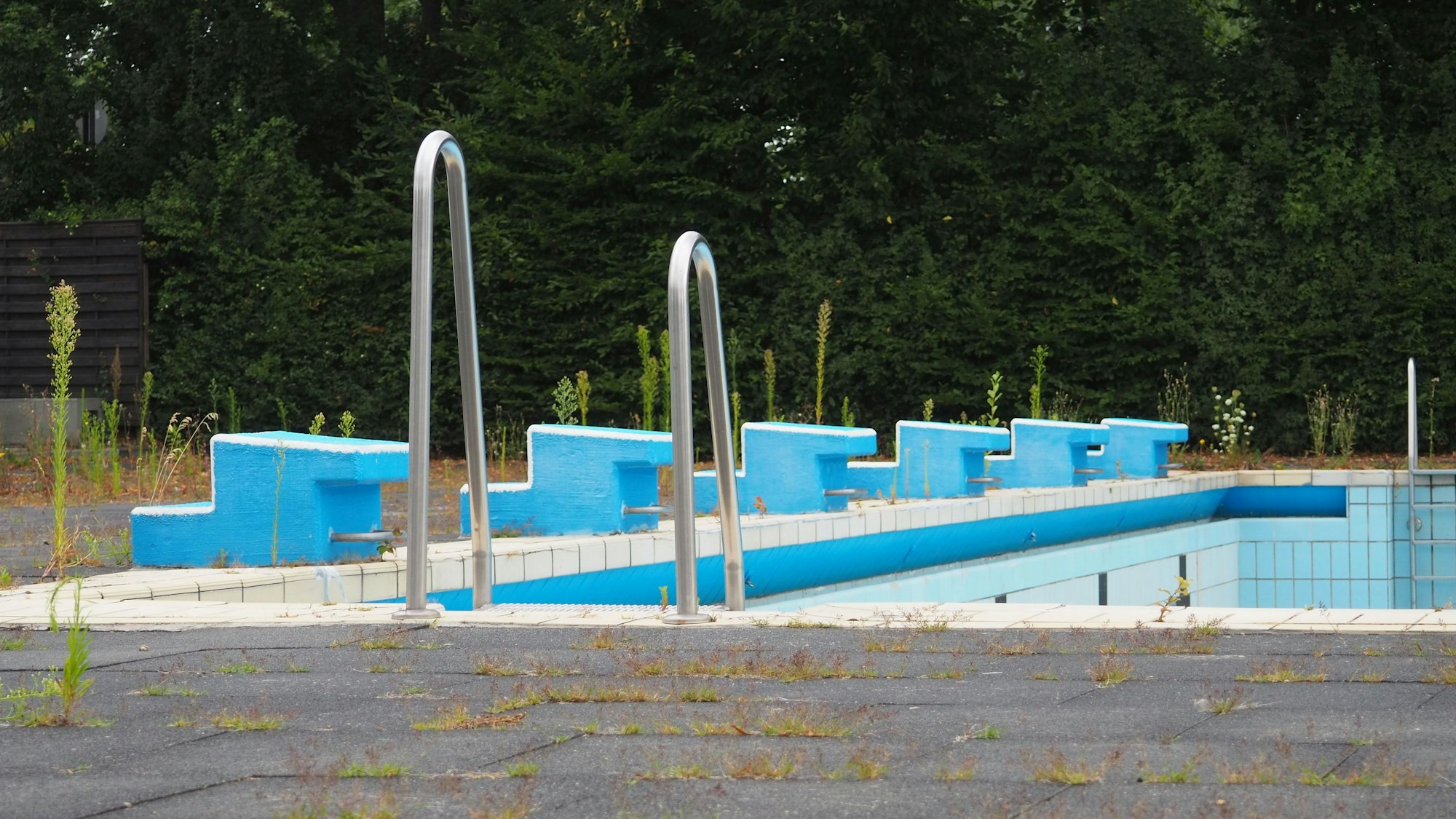 Zu sehen ist die Anlage eines Freibads.