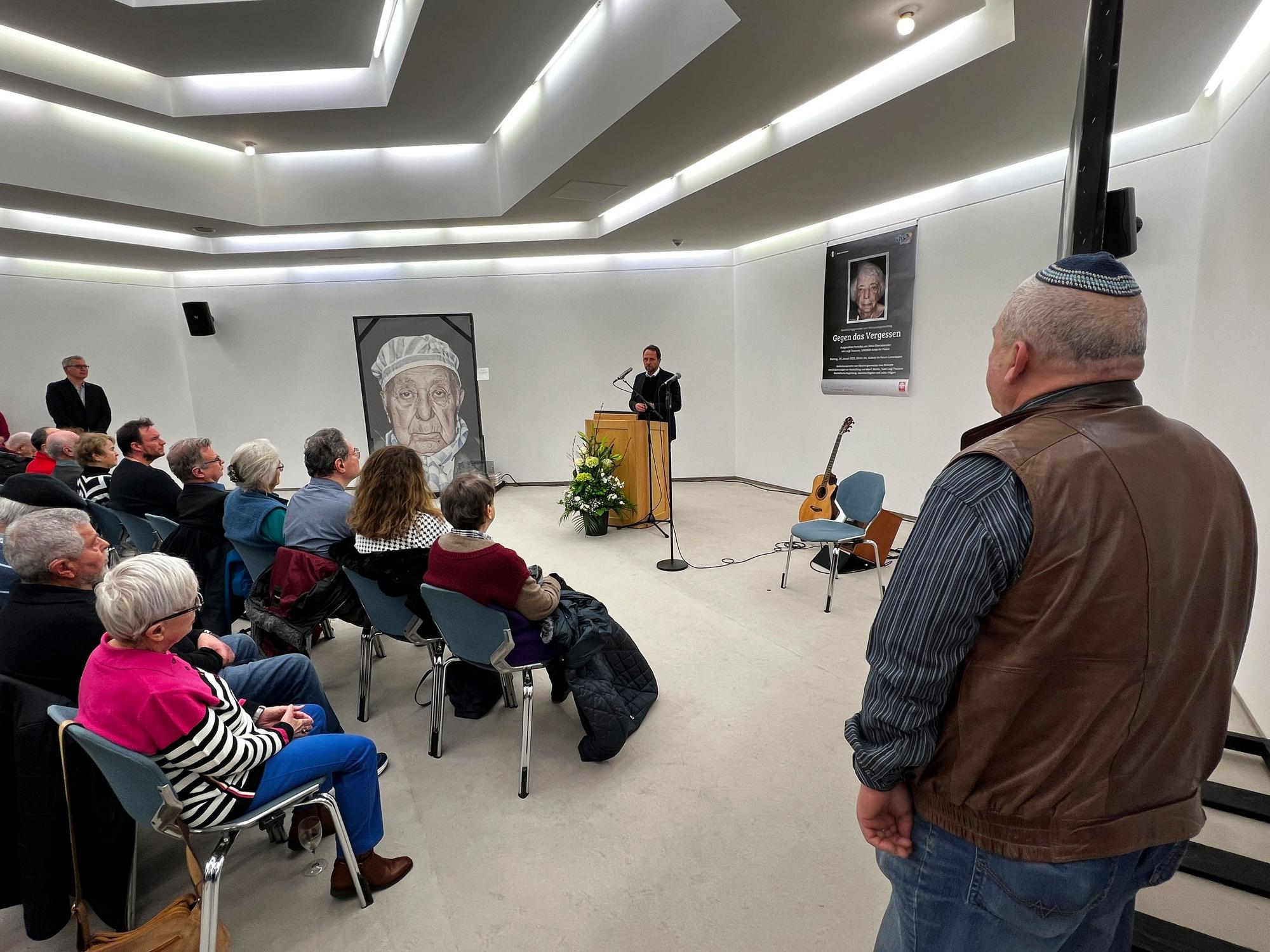 Ausstellung mit vier Porträts überlebender des Holocaust vom Fotografen Luigi Toscani. Foto: Ralf Krieger