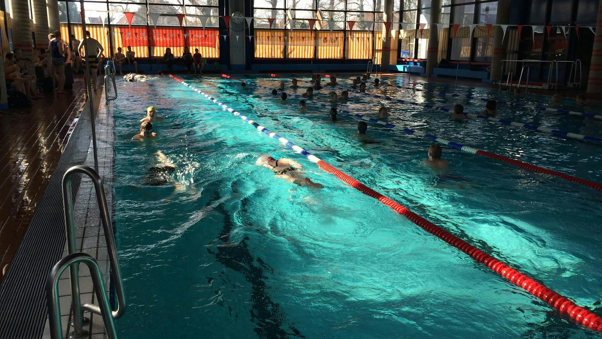 Zu sehen ist ein Schwimmbecken in einem Hallenbad.