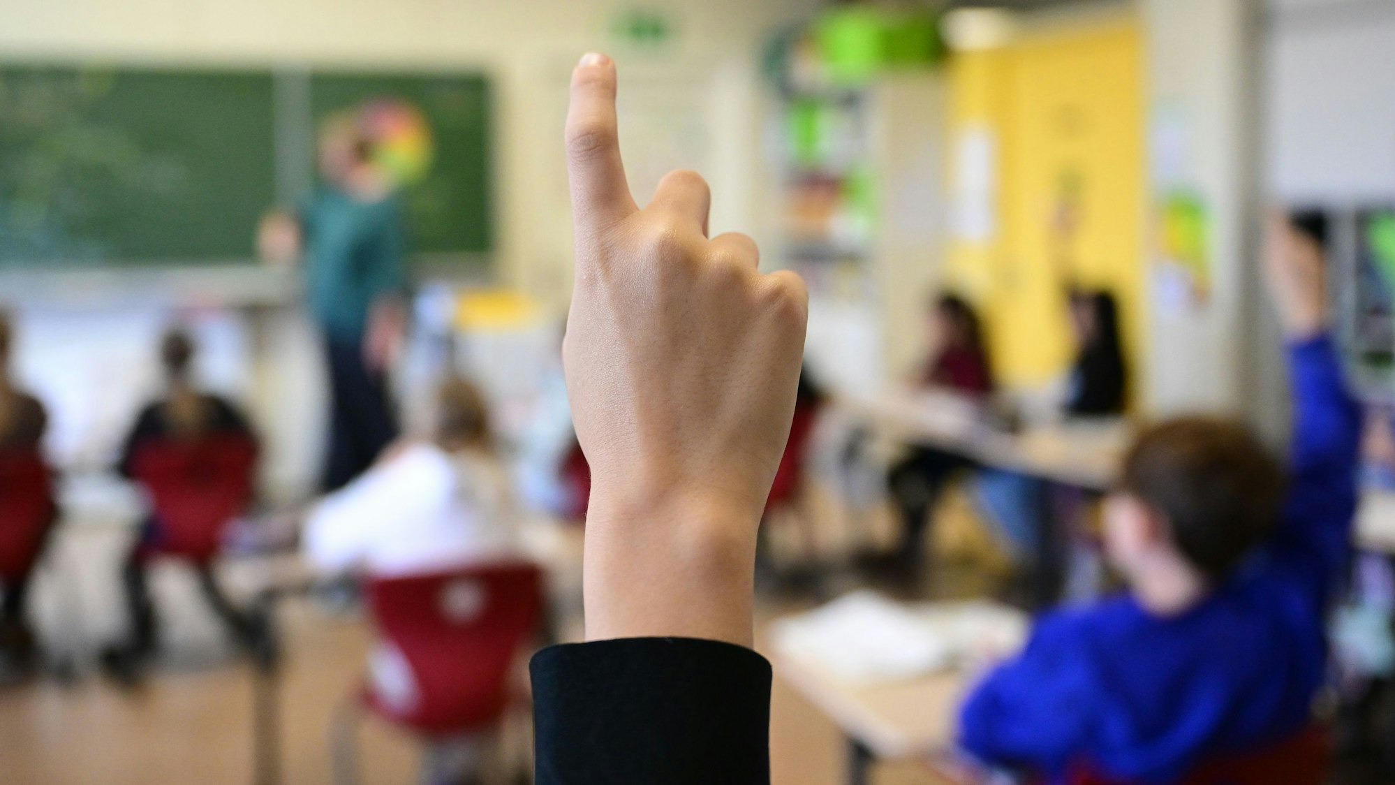 Schülerinnen und Schüler in einer Klasse.