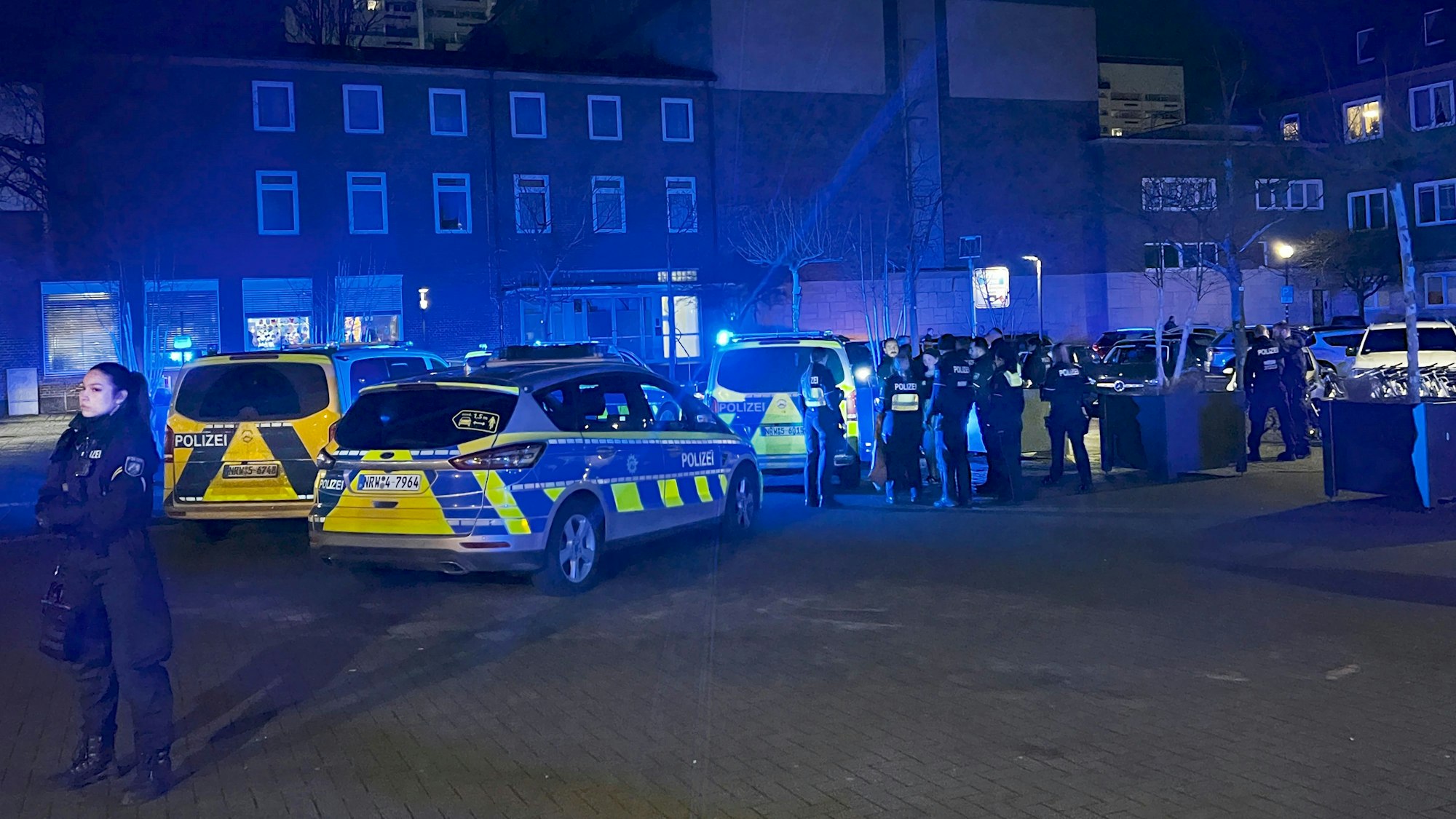 Polizeiautos auf dem Marktplatz nach dem Überfall auf die Hauptstelle der Sparkasse am 27. Januar 2025