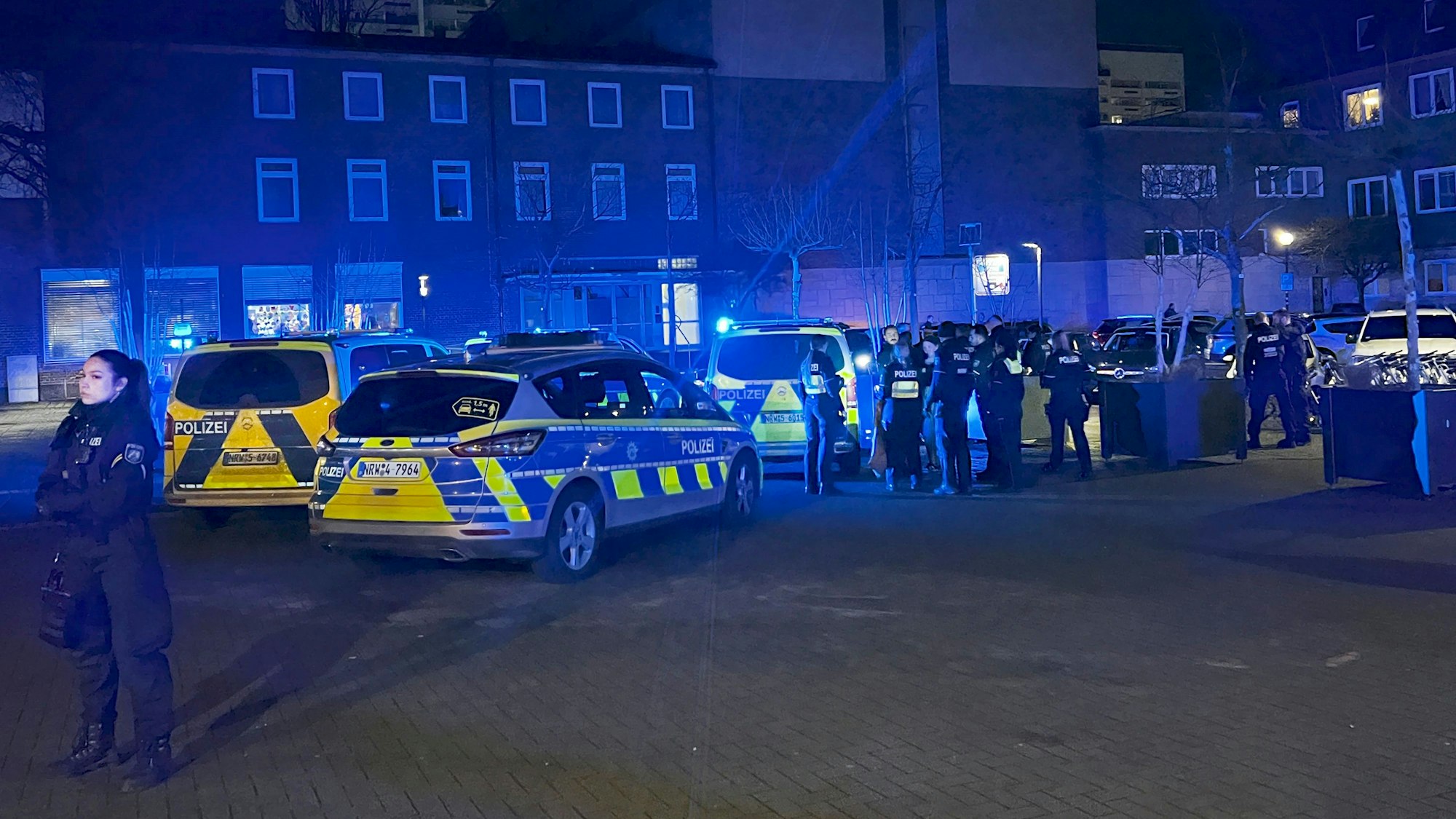Nach dem Überfall auf die Hauptstelle der Sparkasse wurde am Marktplatz eine 18-jährige Frau festgenommen. Foto: Ralf Krieger
